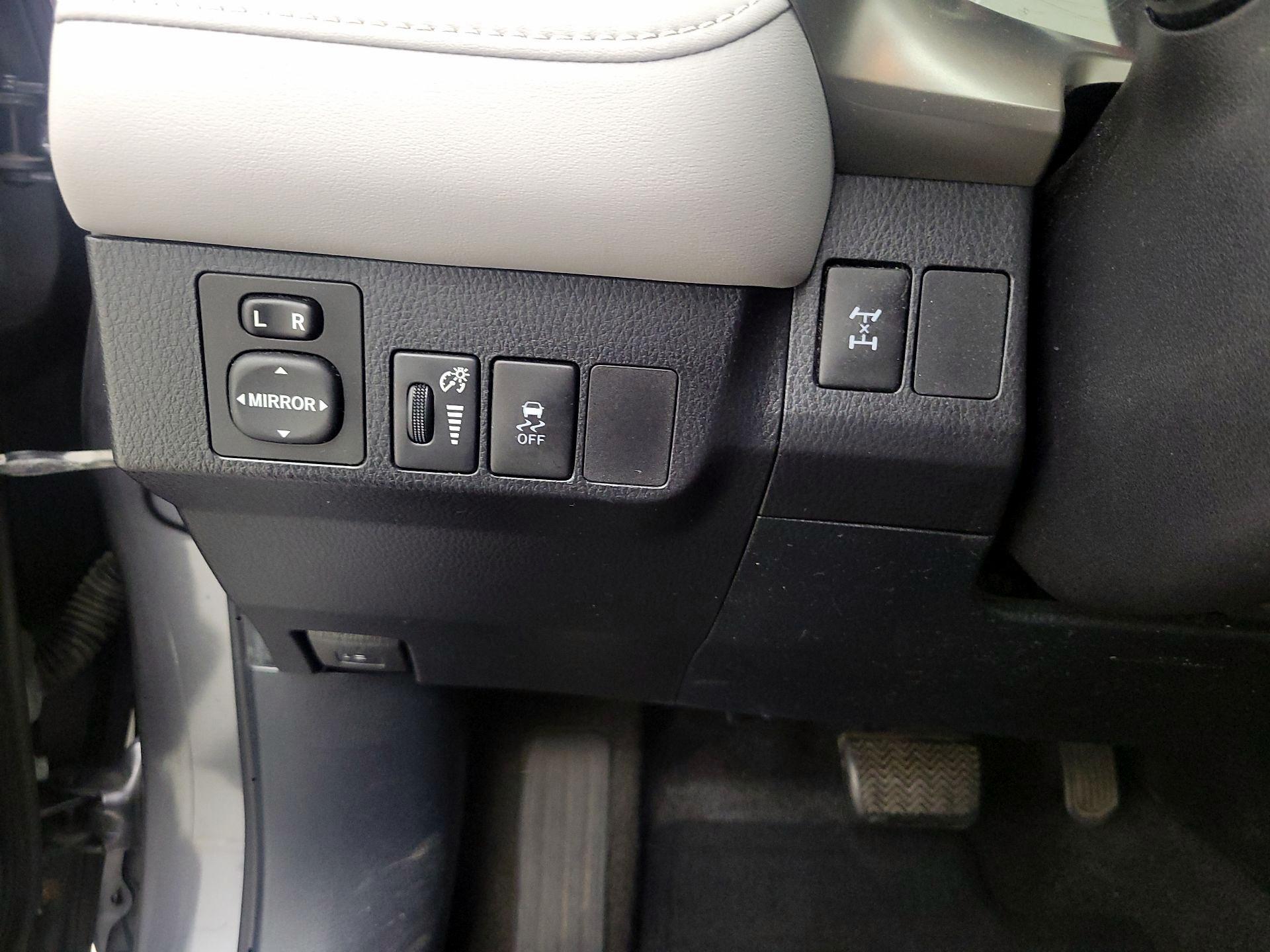 Thumbnail: 2015 Toyota RAV4 - 13