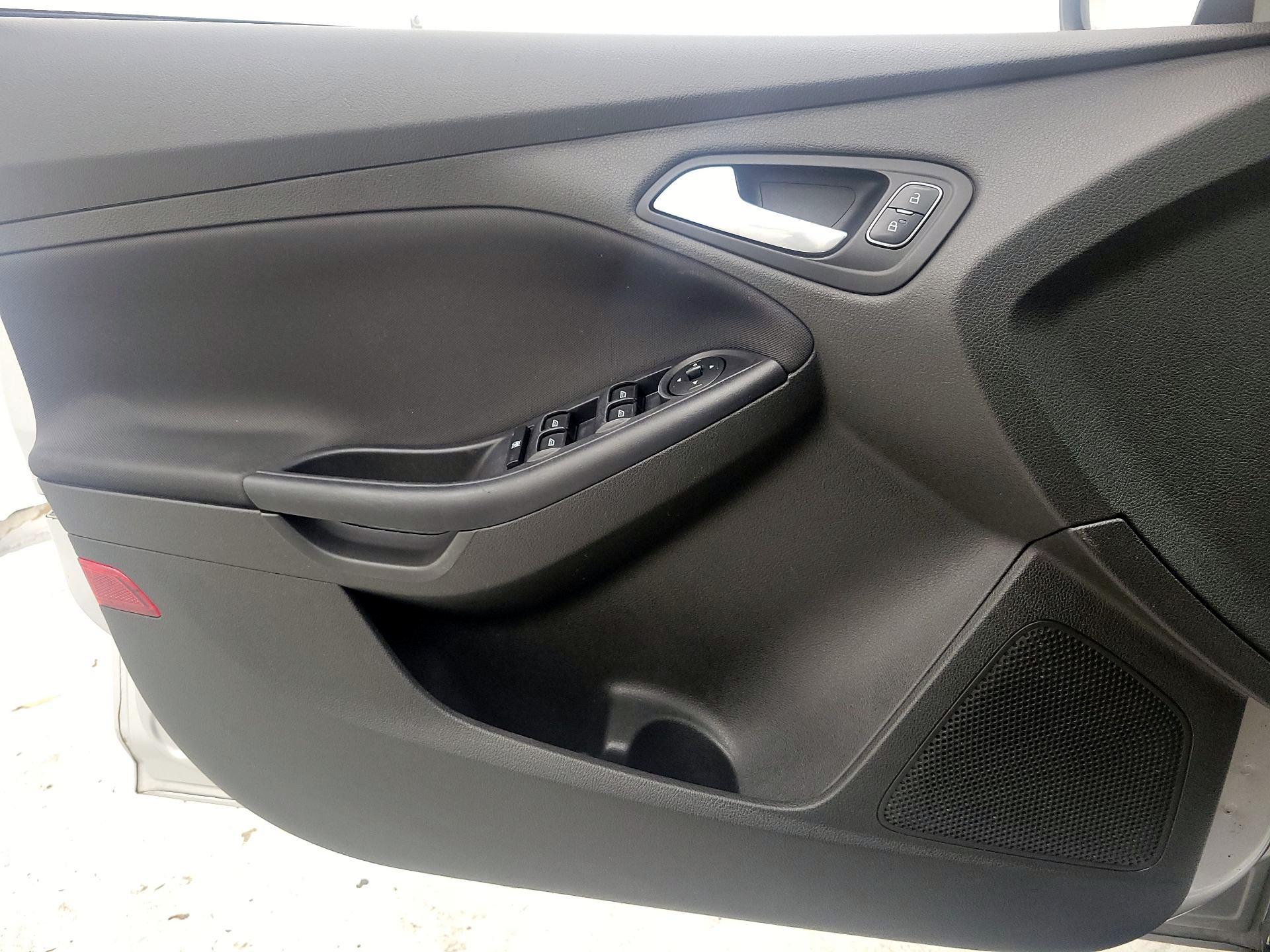 Thumbnail: 2016 Ford Focus - 12