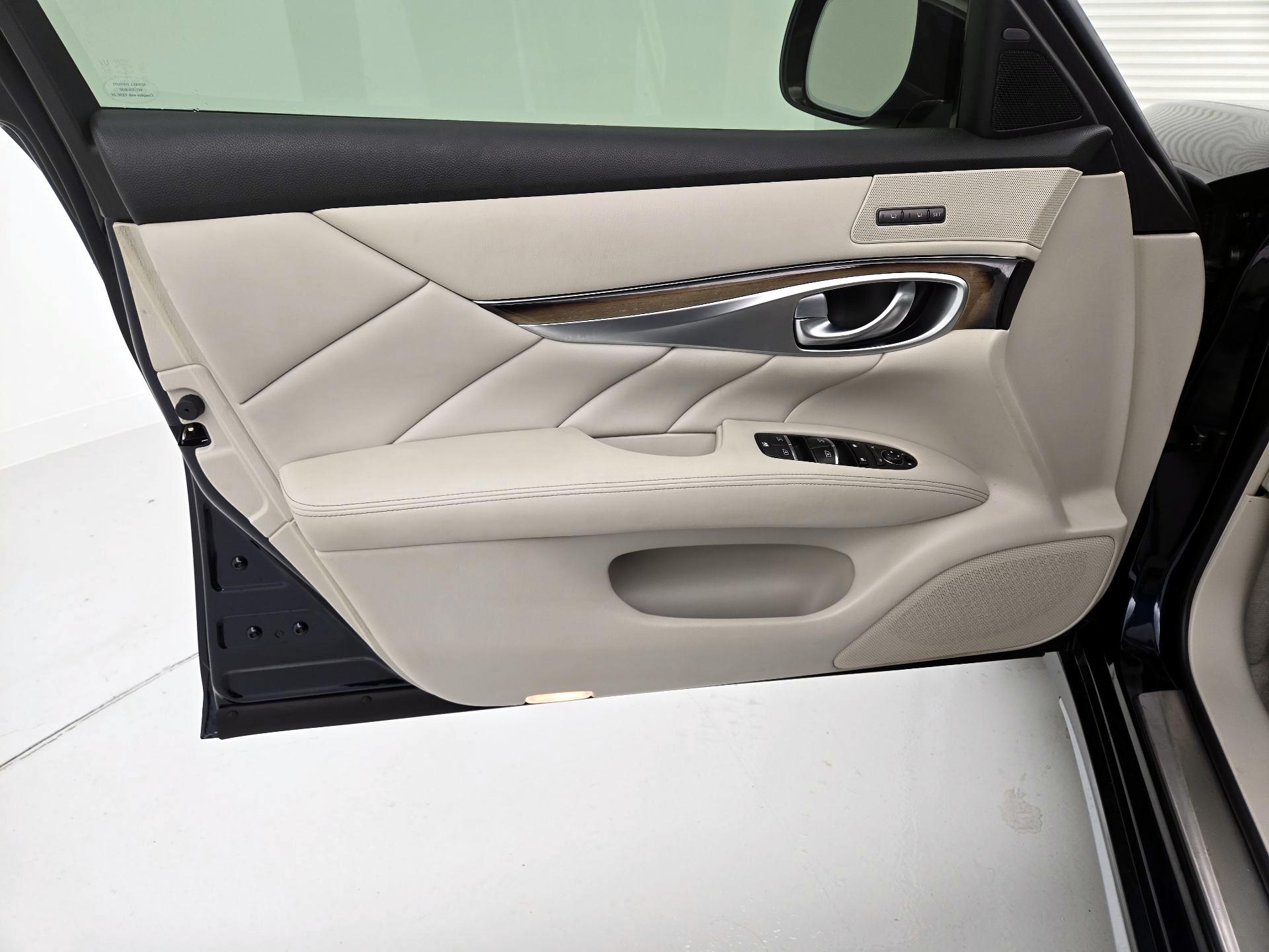 Thumbnail: 2015 INFINITI Q70 - 12