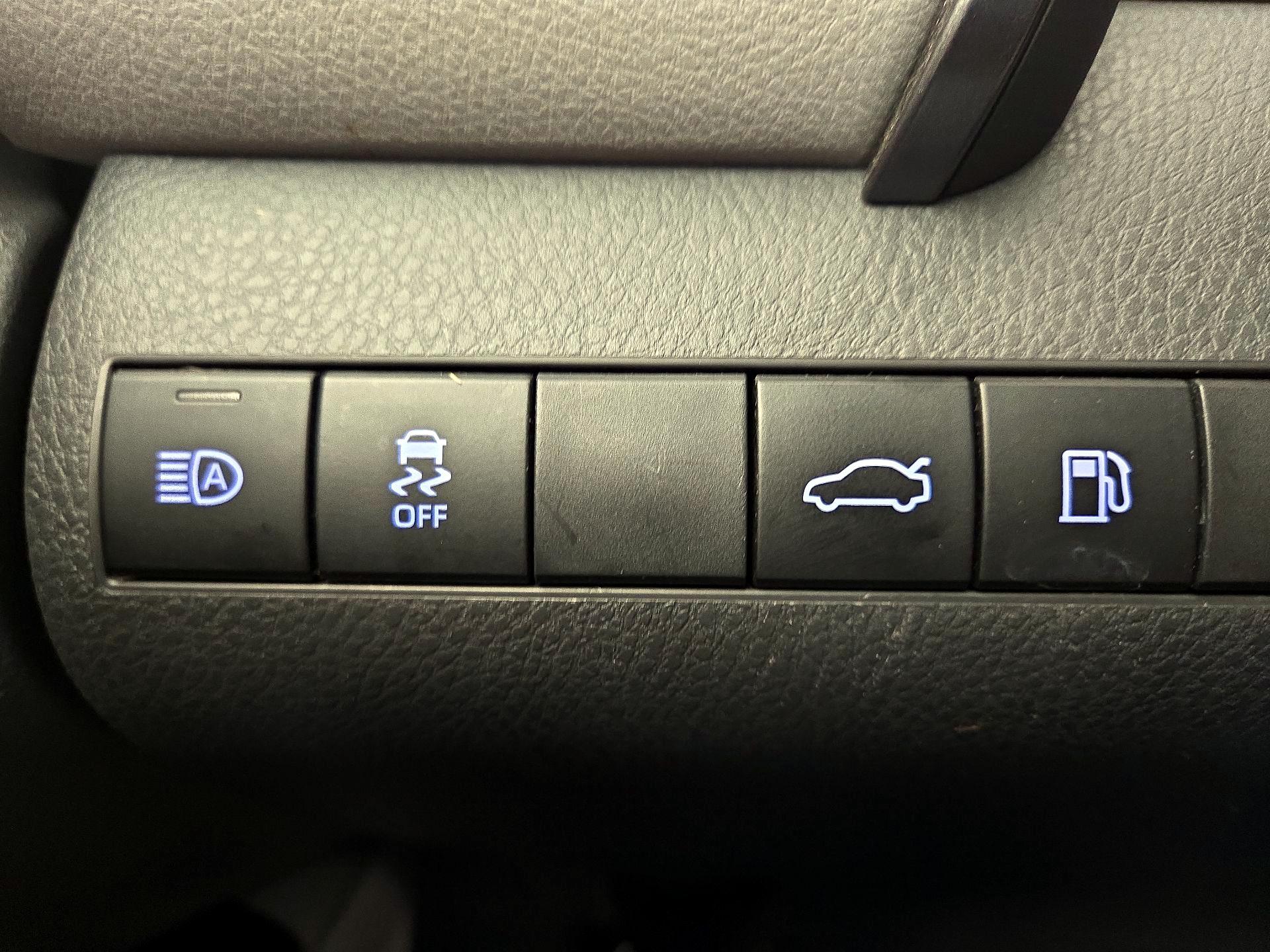 Thumbnail: 2018 Toyota Camry - 13