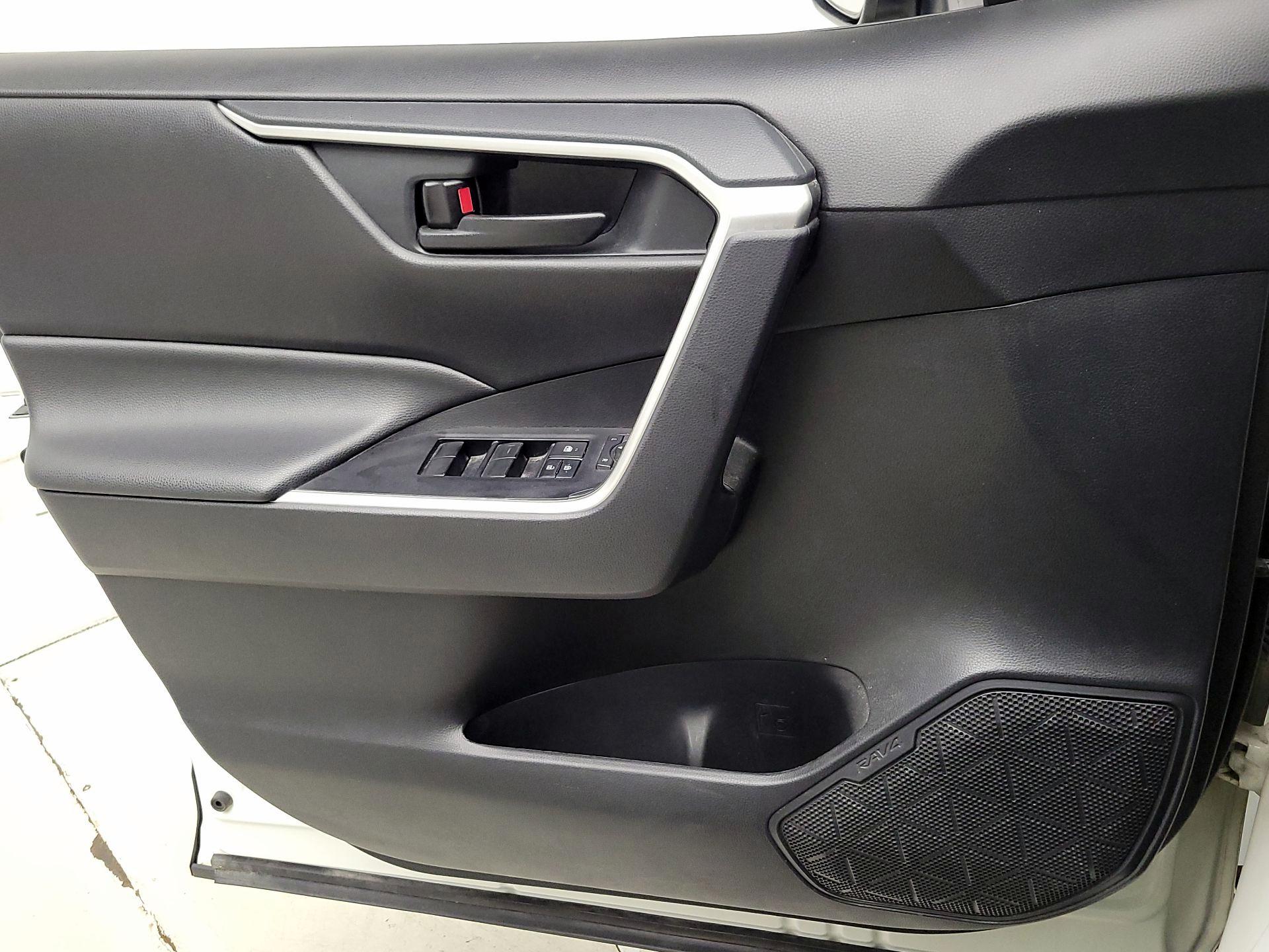 Thumbnail: 2020 Toyota RAV4 - 12