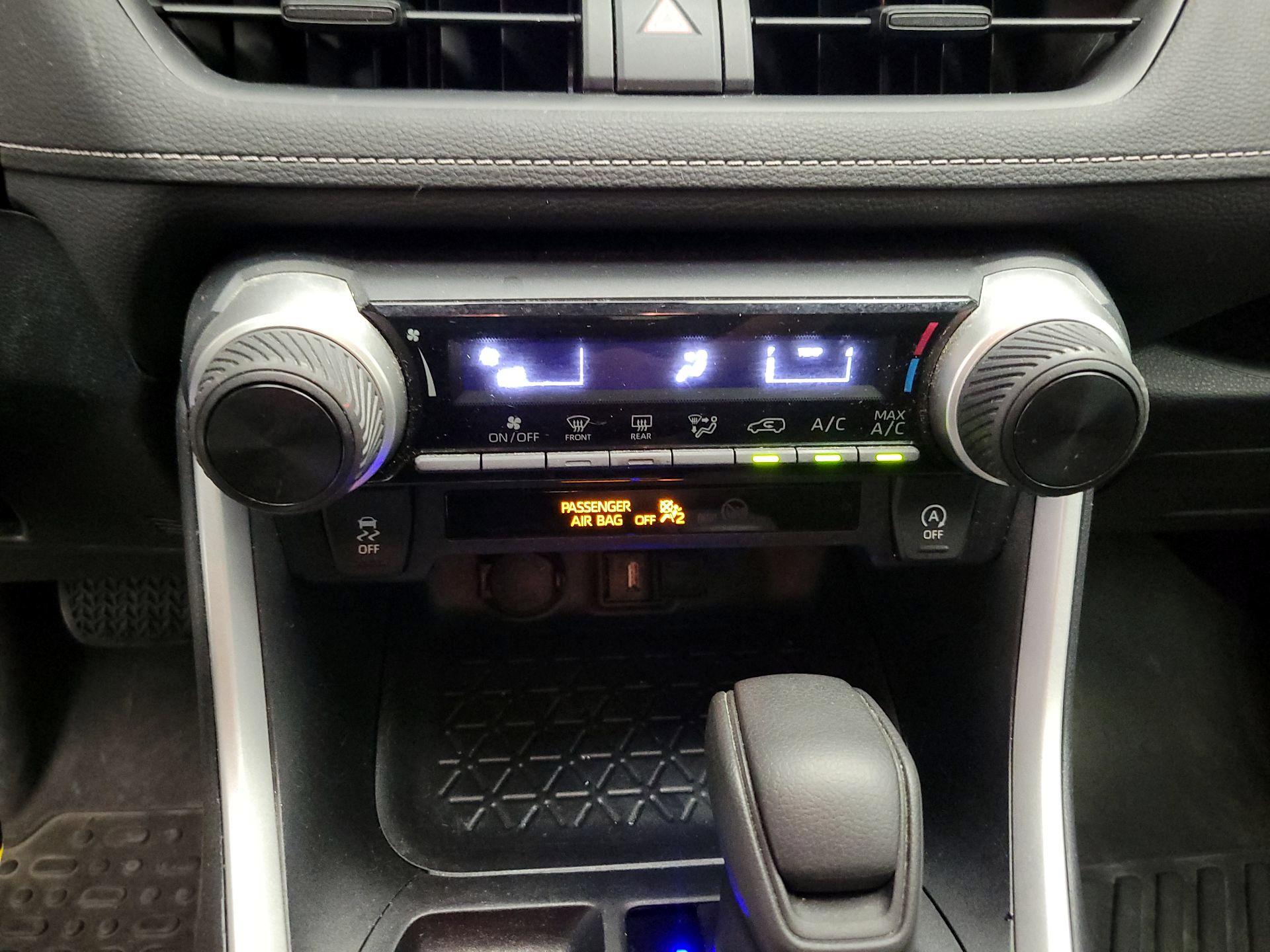 Thumbnail: 2020 Toyota RAV4 - 16