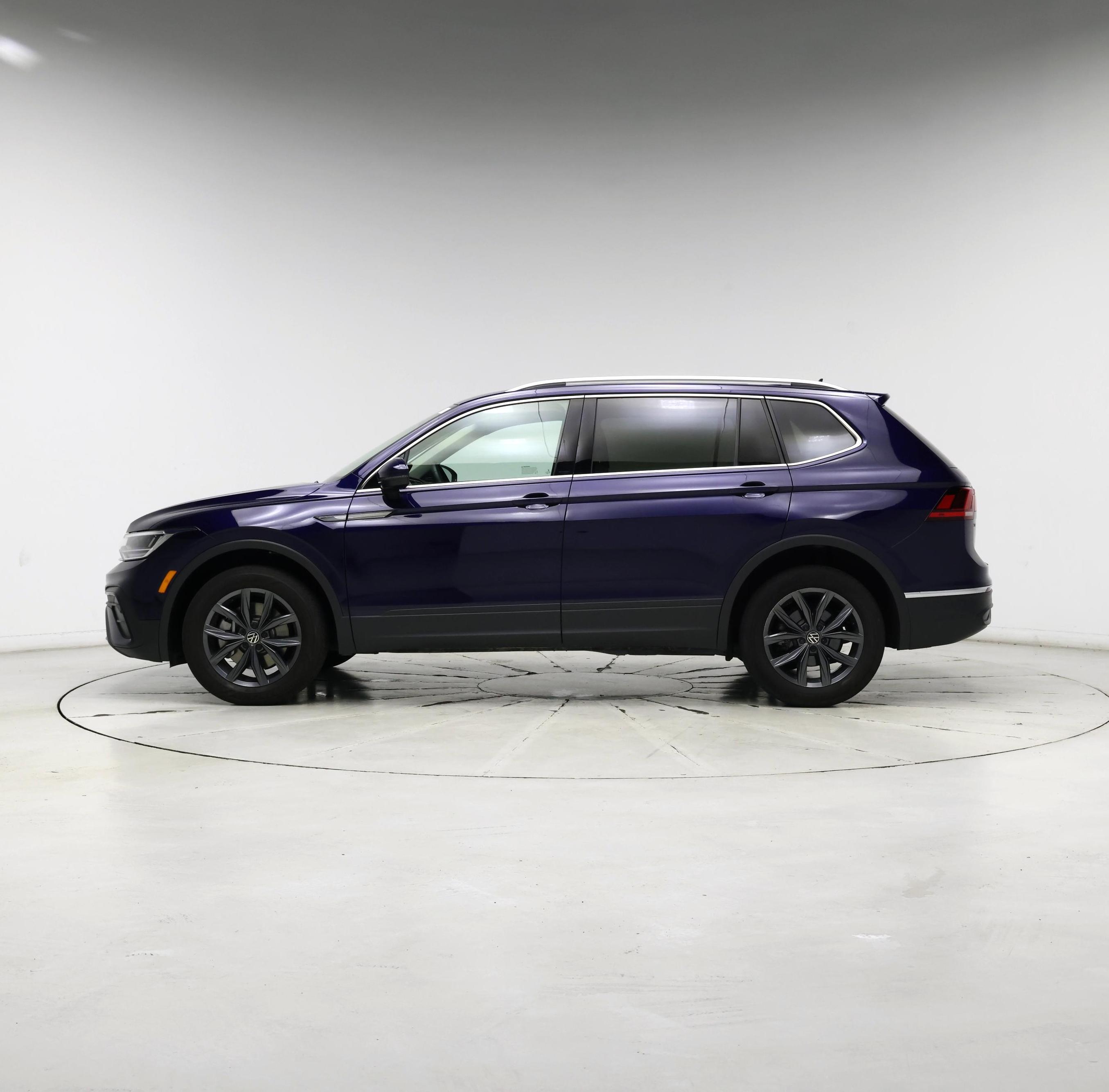 Thumbnail: 2022 Volkswagen Tiguan - 3