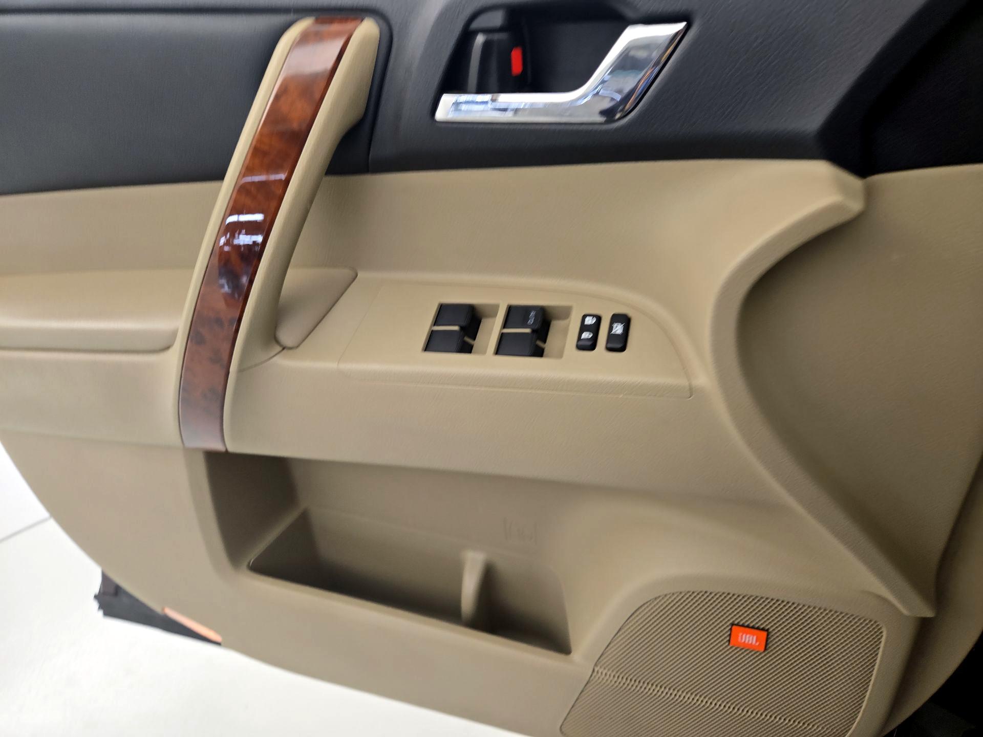 Thumbnail: 2013 Toyota Highlander - 12