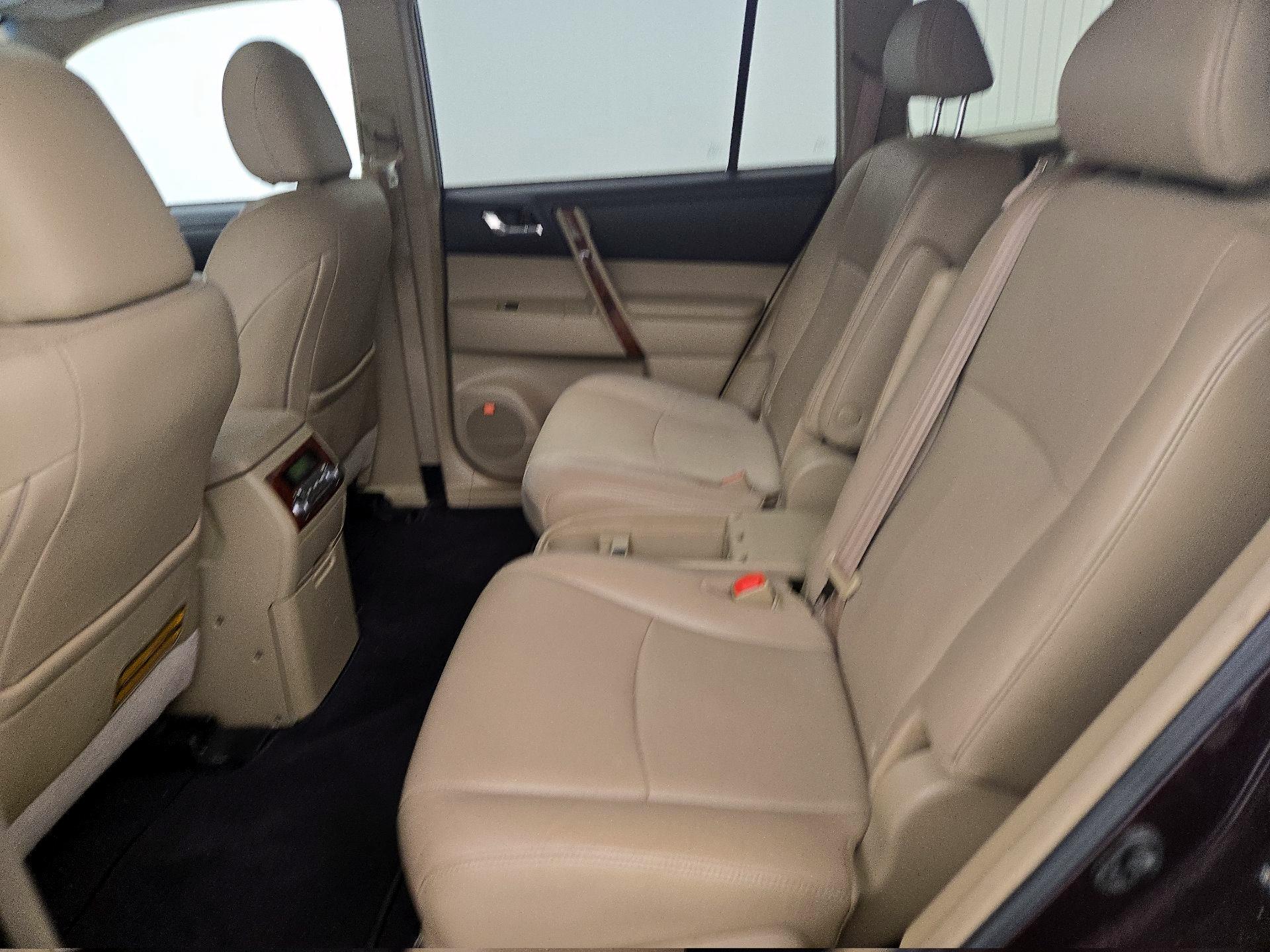 Thumbnail: 2013 Toyota Highlander - 18