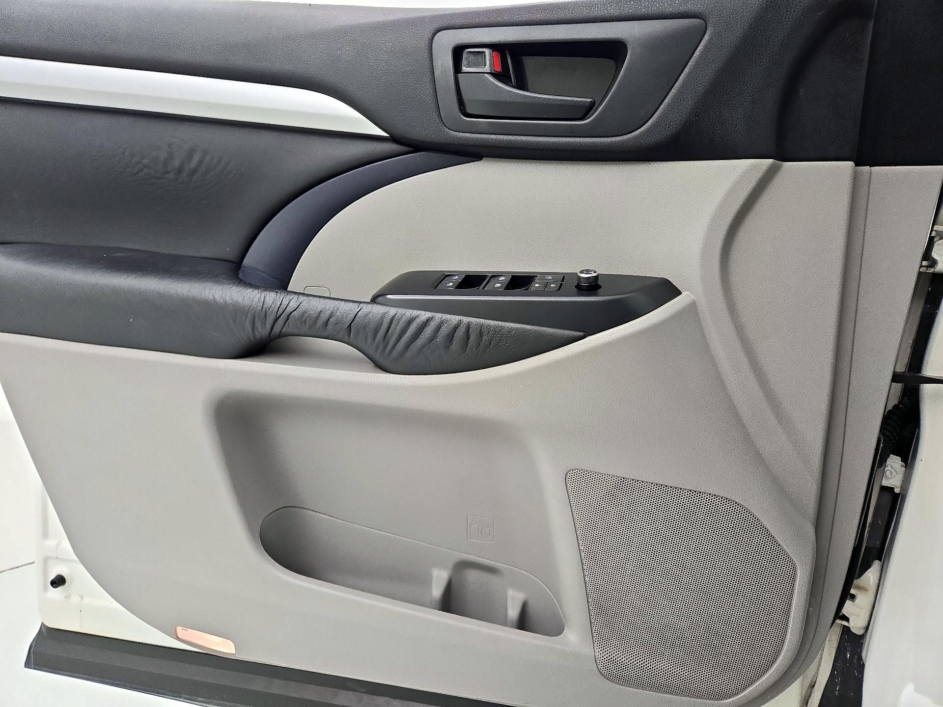 Thumbnail: 2015 Toyota Highlander - 12
