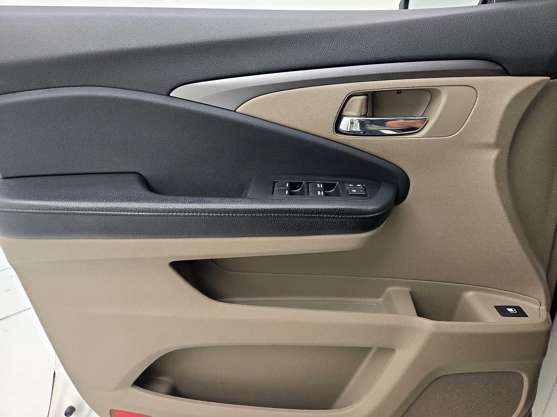 Thumbnail: 2019 Honda Pilot - 12