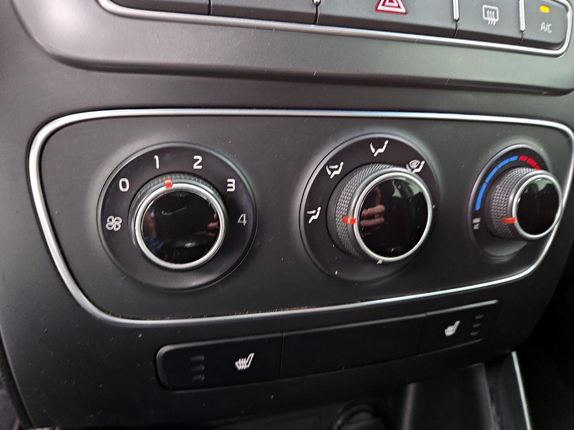 Thumbnail: 2015 Kia Sorento - 16