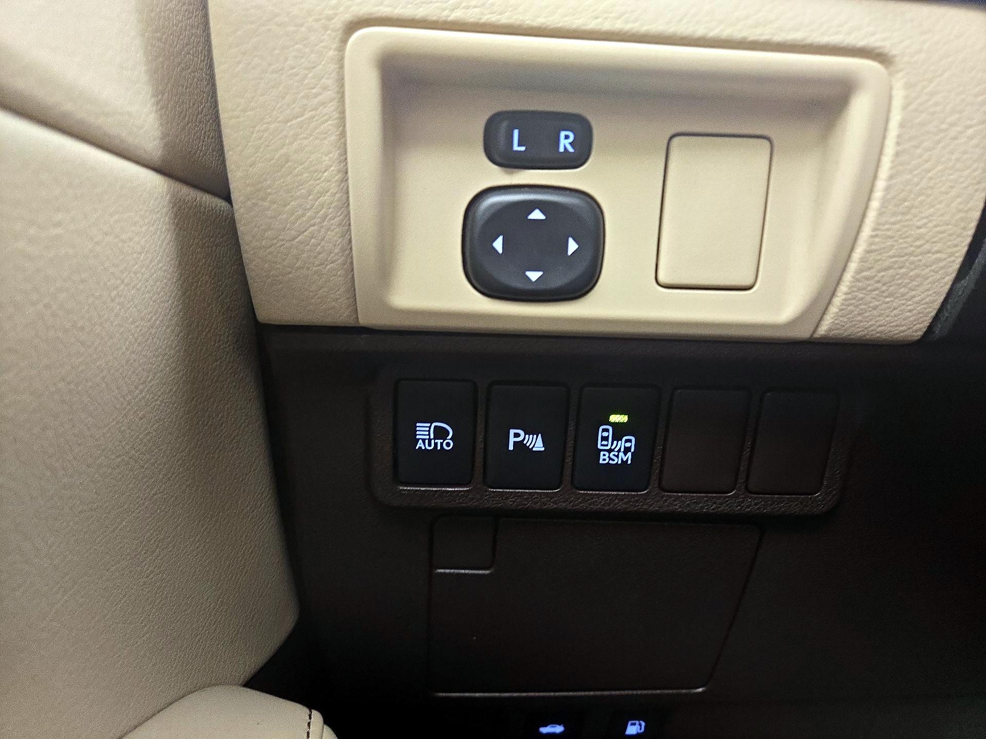 Thumbnail: 2016 Lexus ES - 13