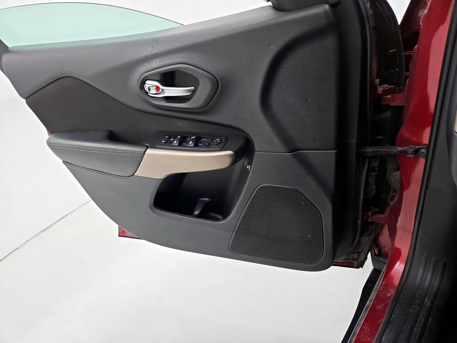 Thumbnail: 2017 Jeep Cherokee - 12