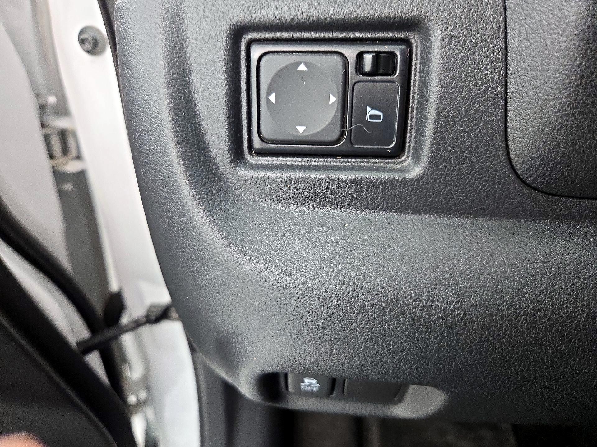 Thumbnail: 2014 Nissan Versa Note - 13