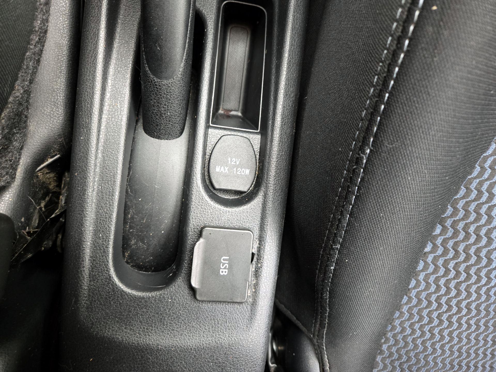 Thumbnail: 2014 Nissan Versa Note - 18