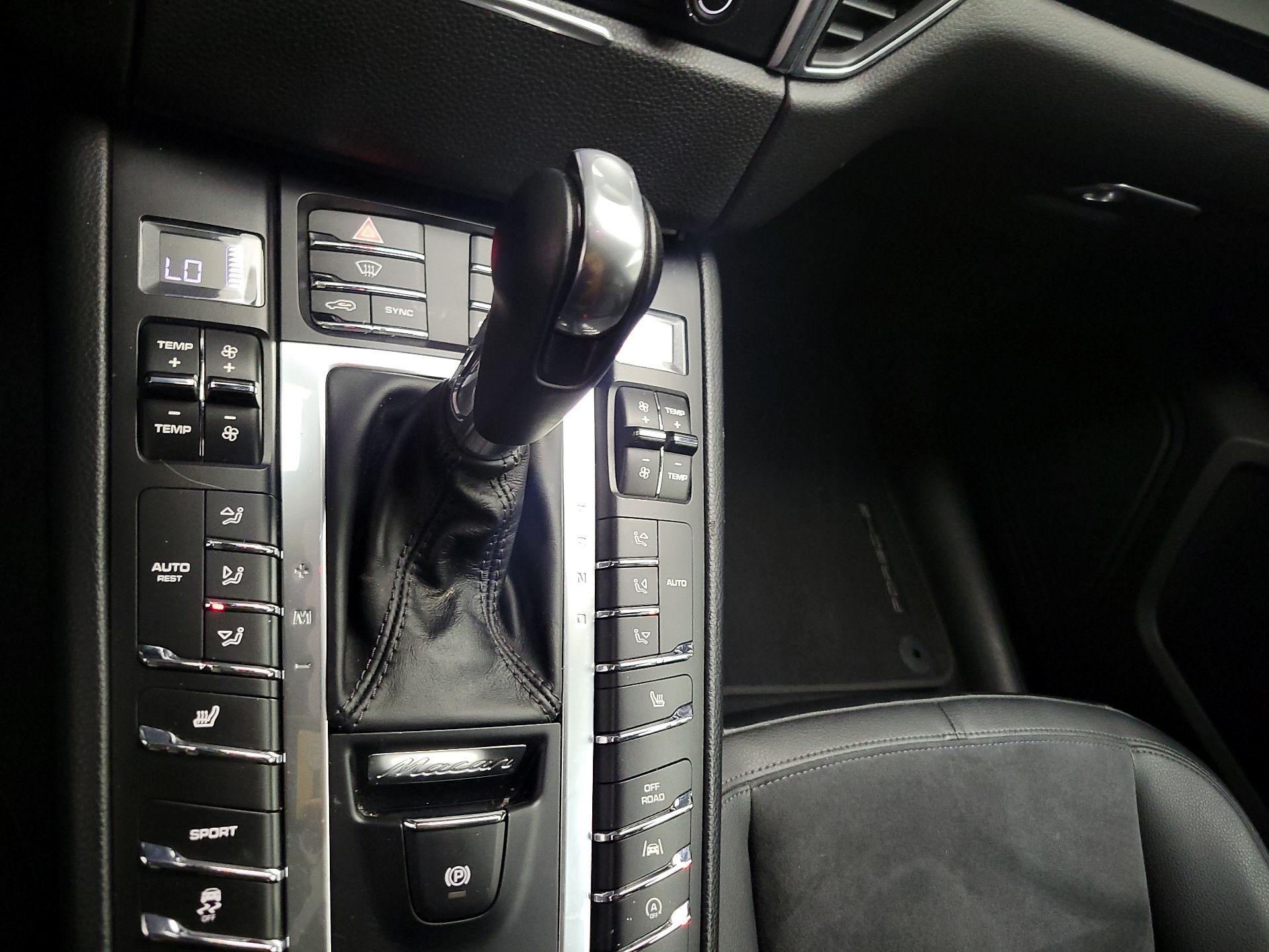 Thumbnail: 2018 Porsche Macan - 16