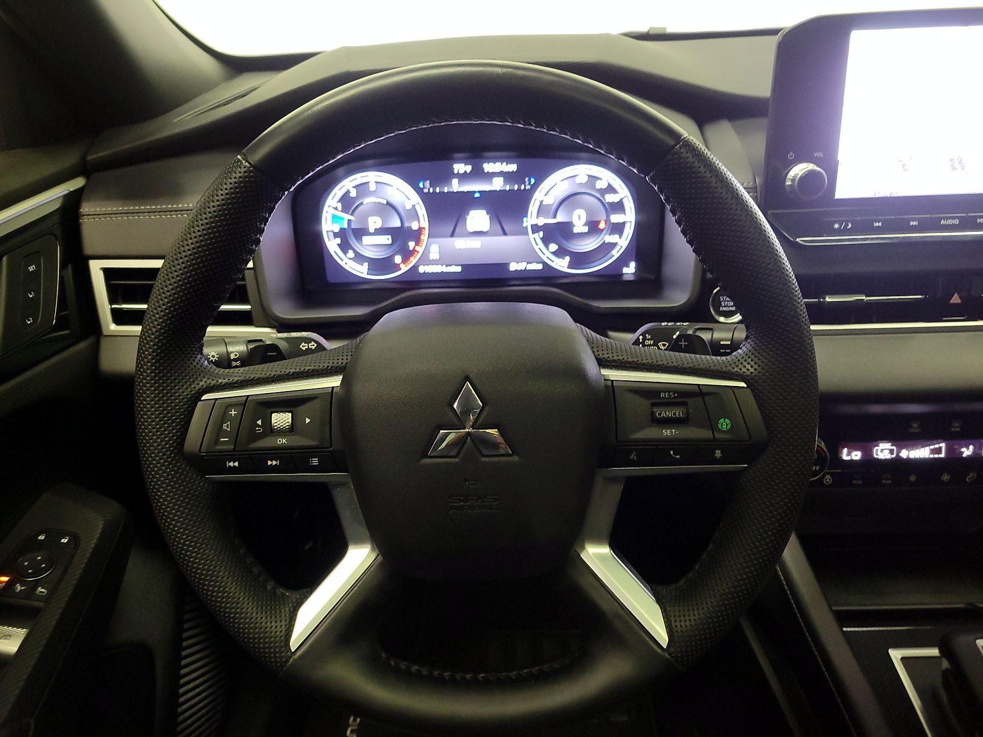 Thumbnail: 2023 Mitsubishi Outlander - 10