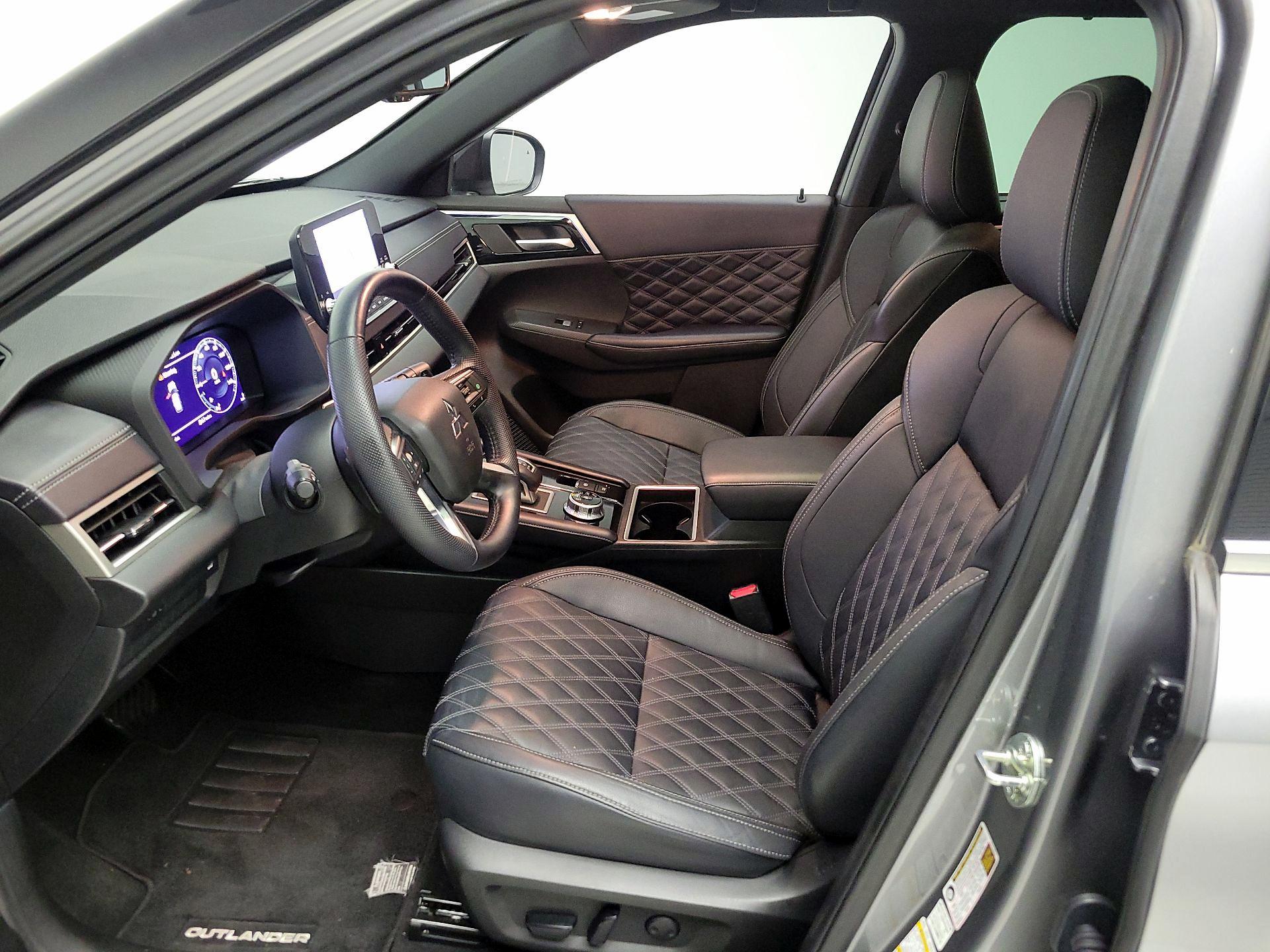 Thumbnail: 2023 Mitsubishi Outlander - 11