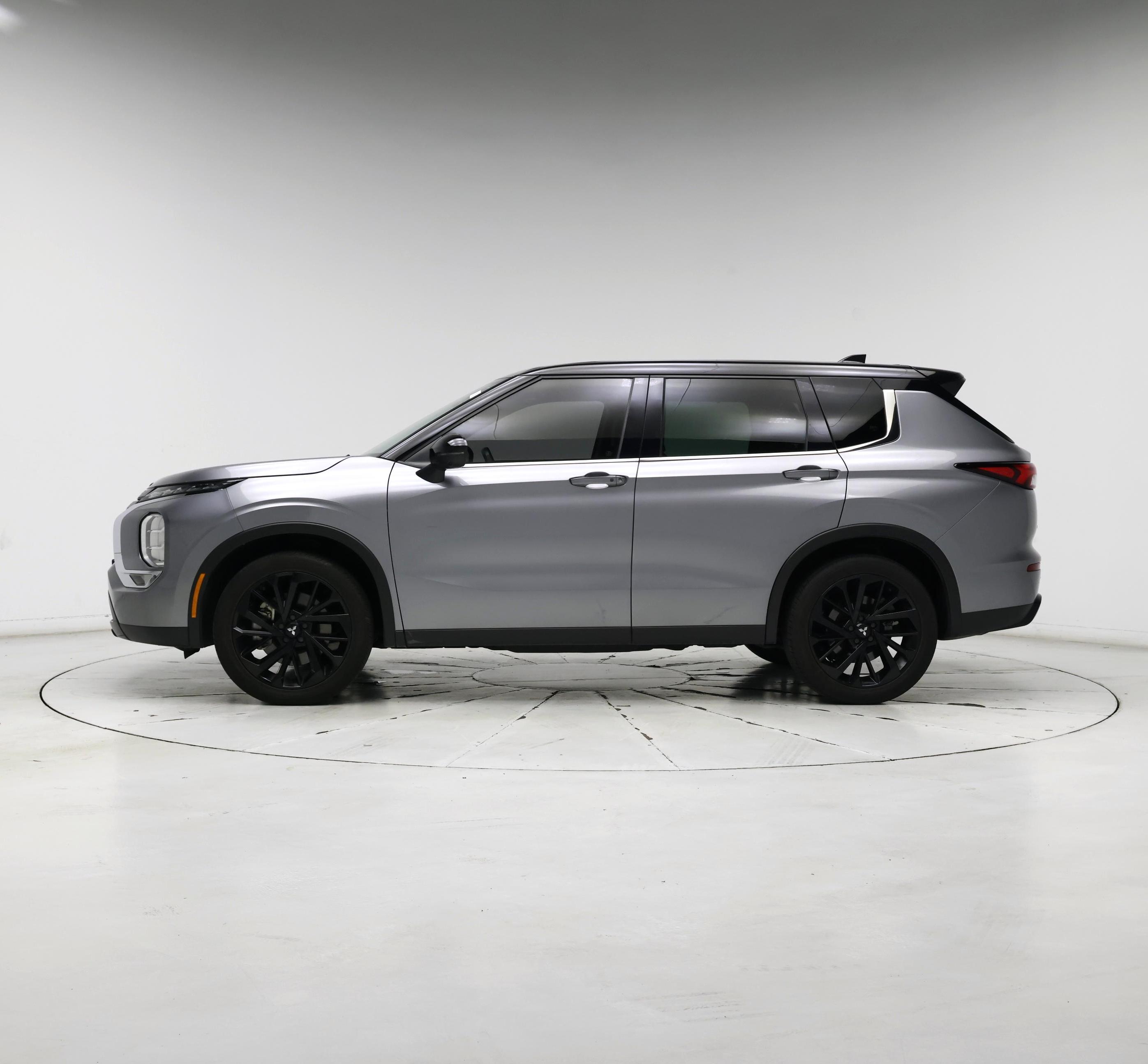 Thumbnail: 2023 Mitsubishi Outlander - 3