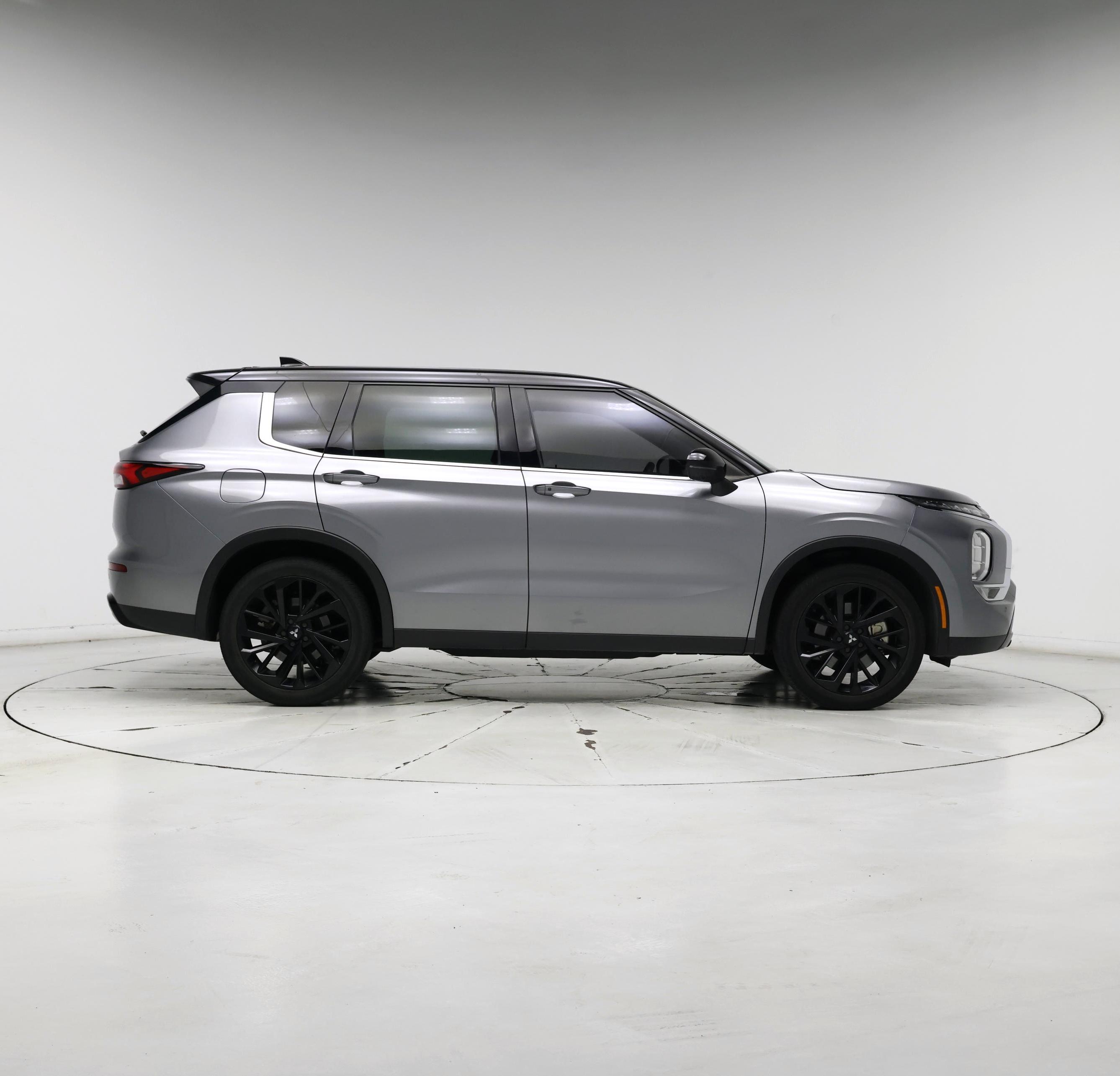 Thumbnail: 2023 Mitsubishi Outlander - 7