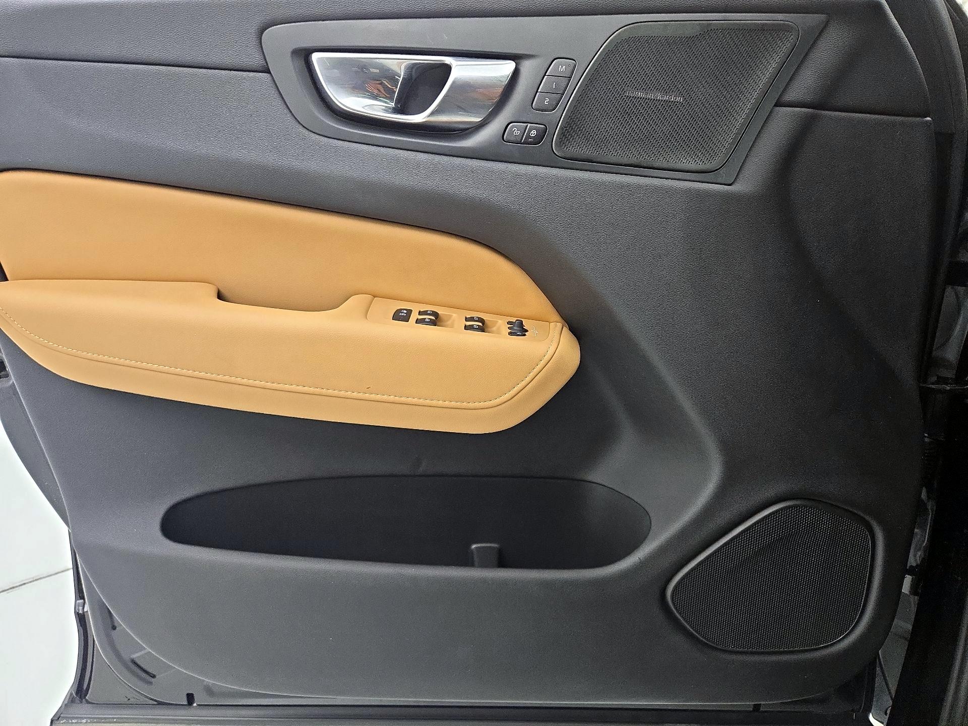 Thumbnail: 2021 Volvo XC60 - 12