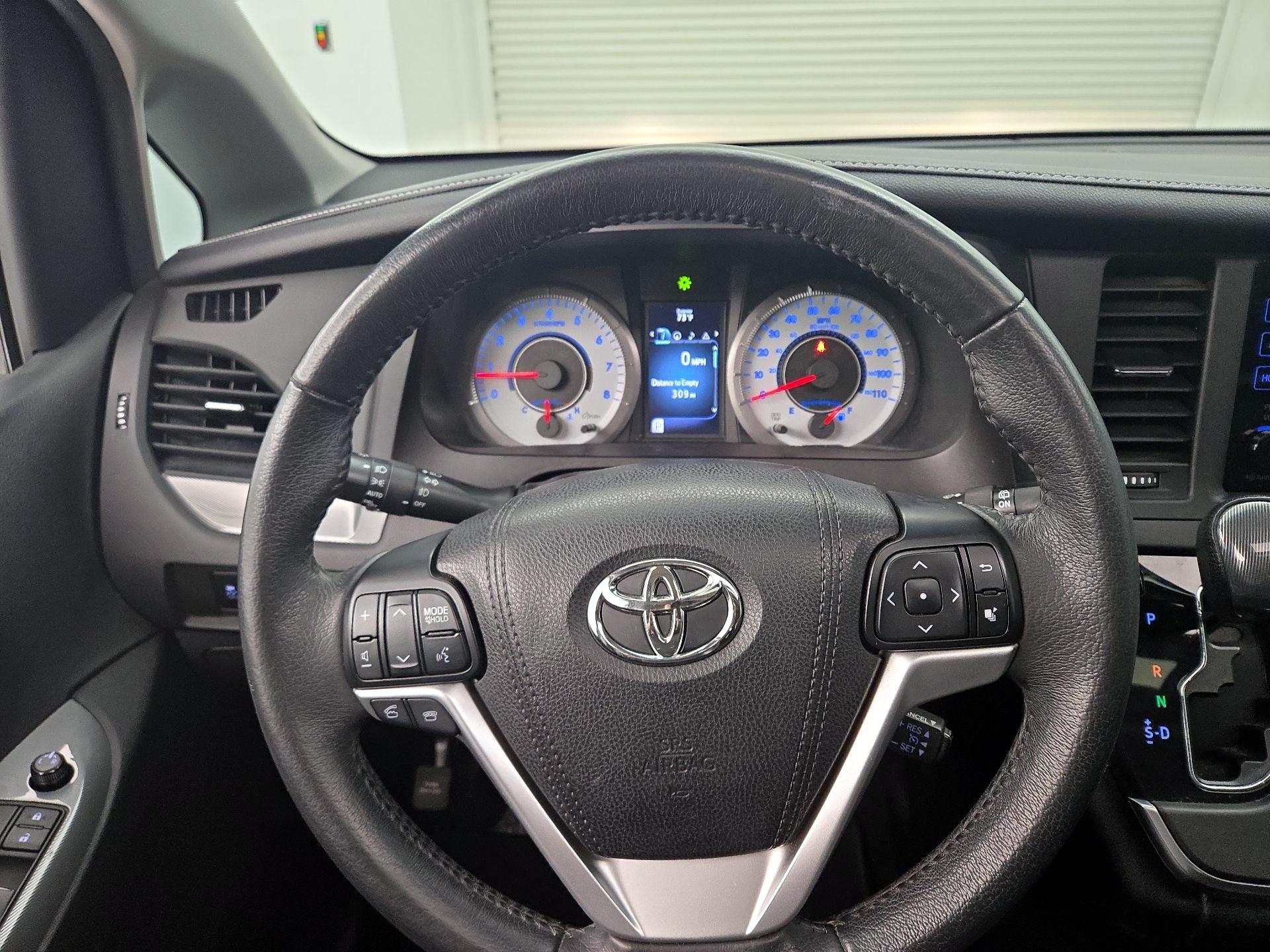 Thumbnail: 2017 Toyota Sienna - 9