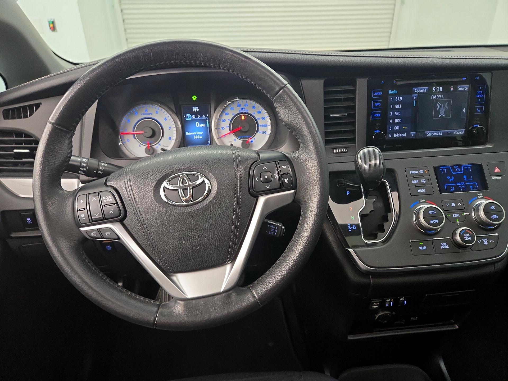 Thumbnail: 2017 Toyota Sienna - 10