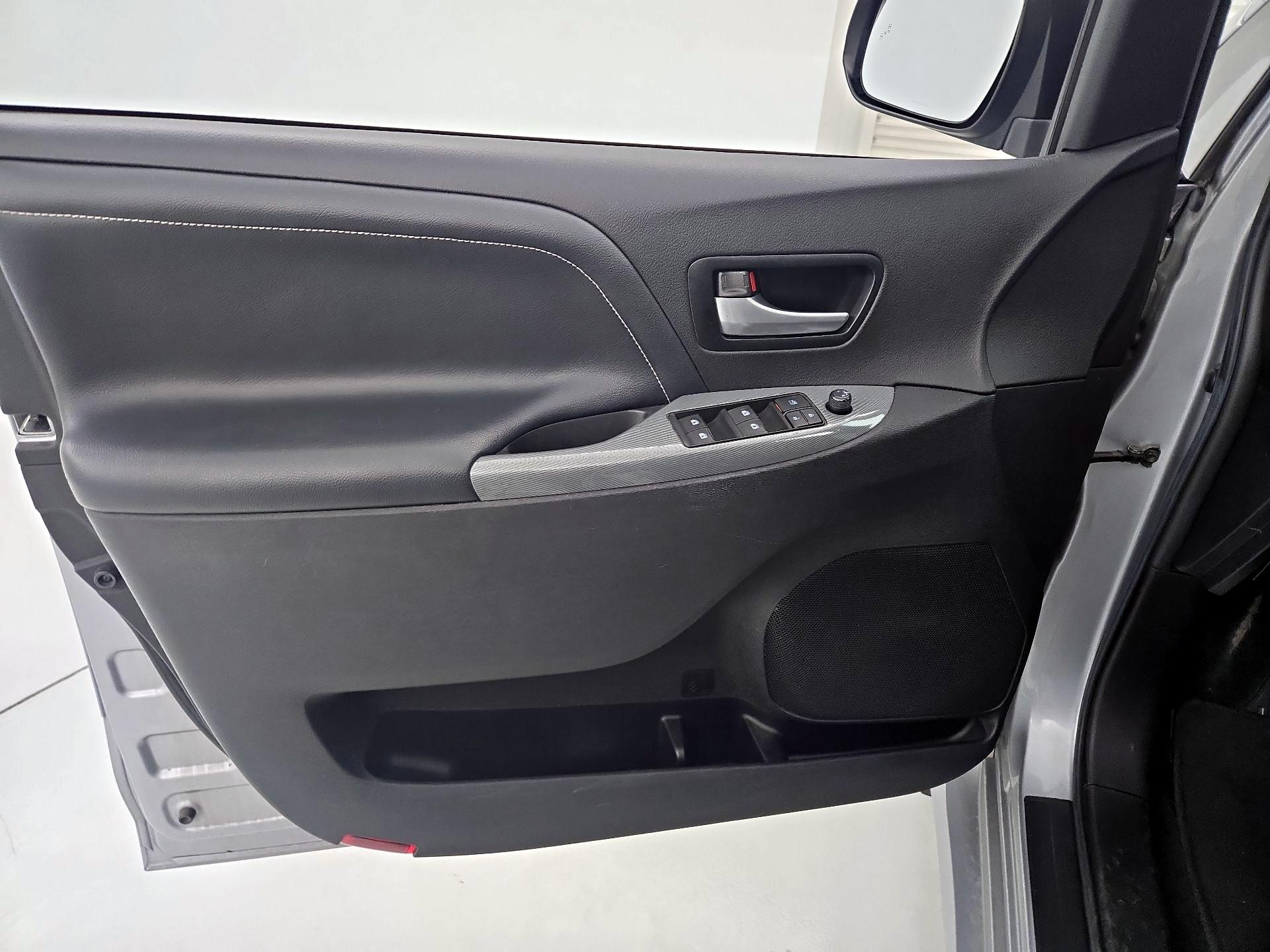 Thumbnail: 2017 Toyota Sienna - 12