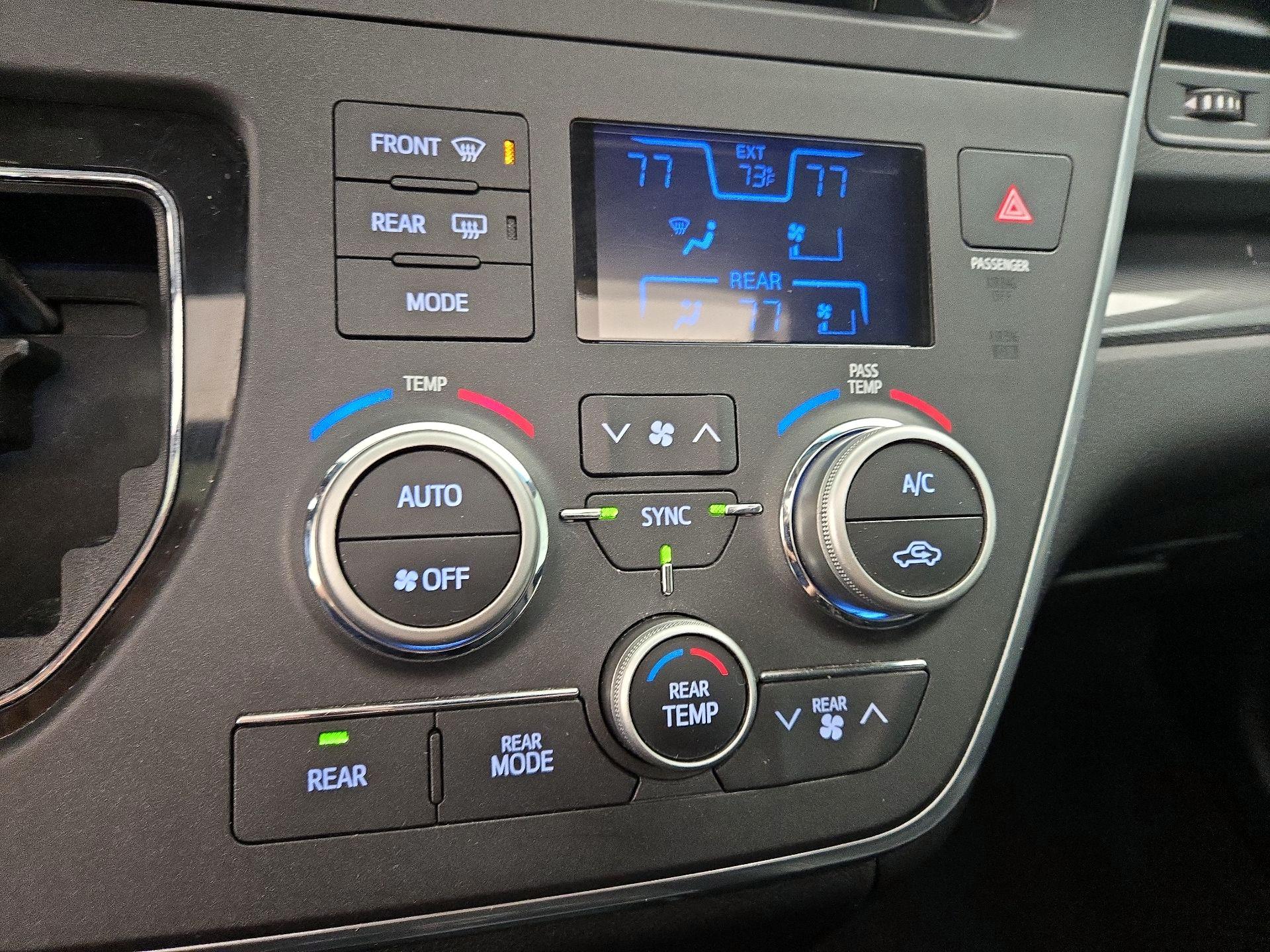 Thumbnail: 2017 Toyota Sienna - 17
