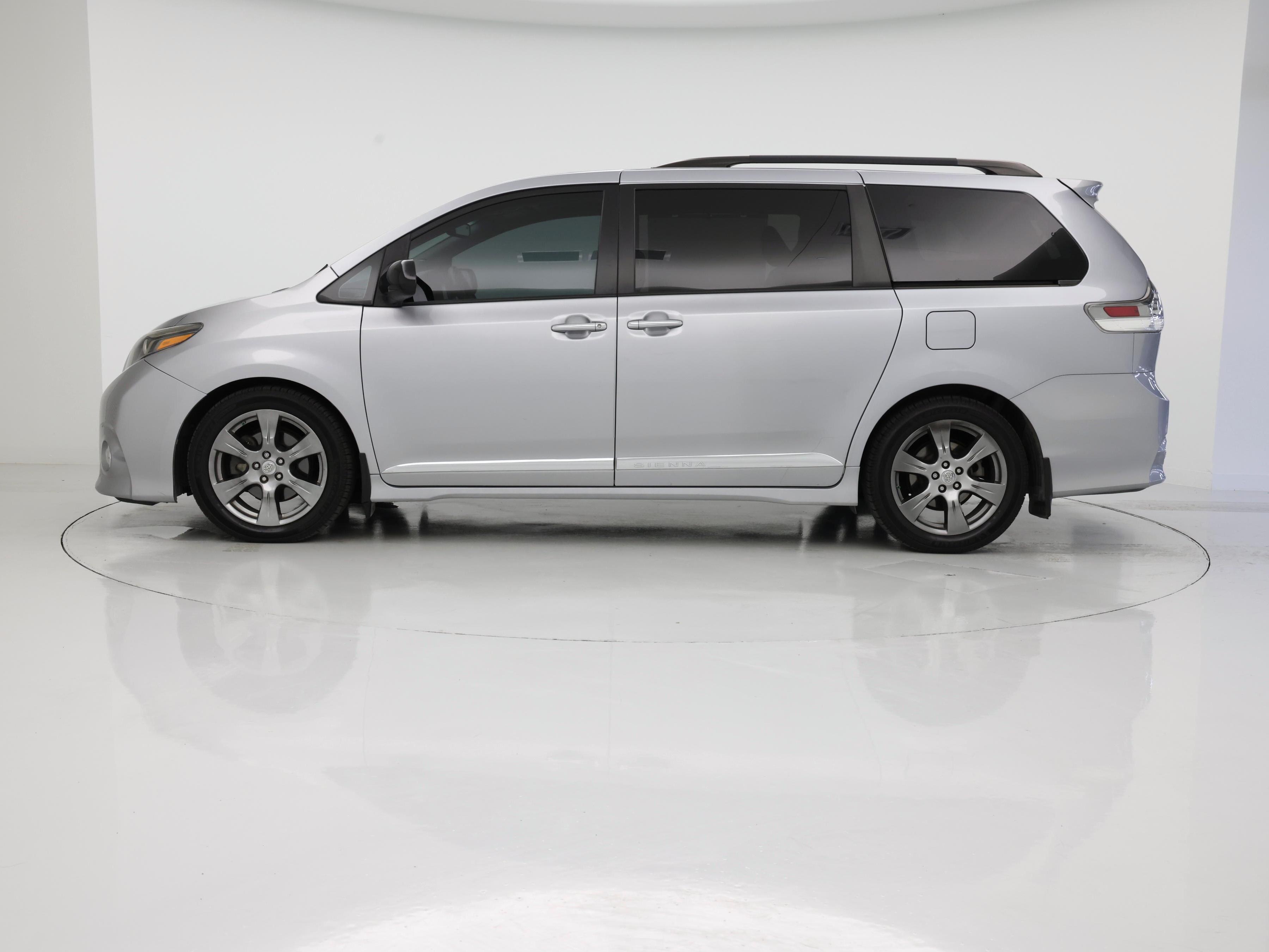 Thumbnail: 2017 Toyota Sienna - 3