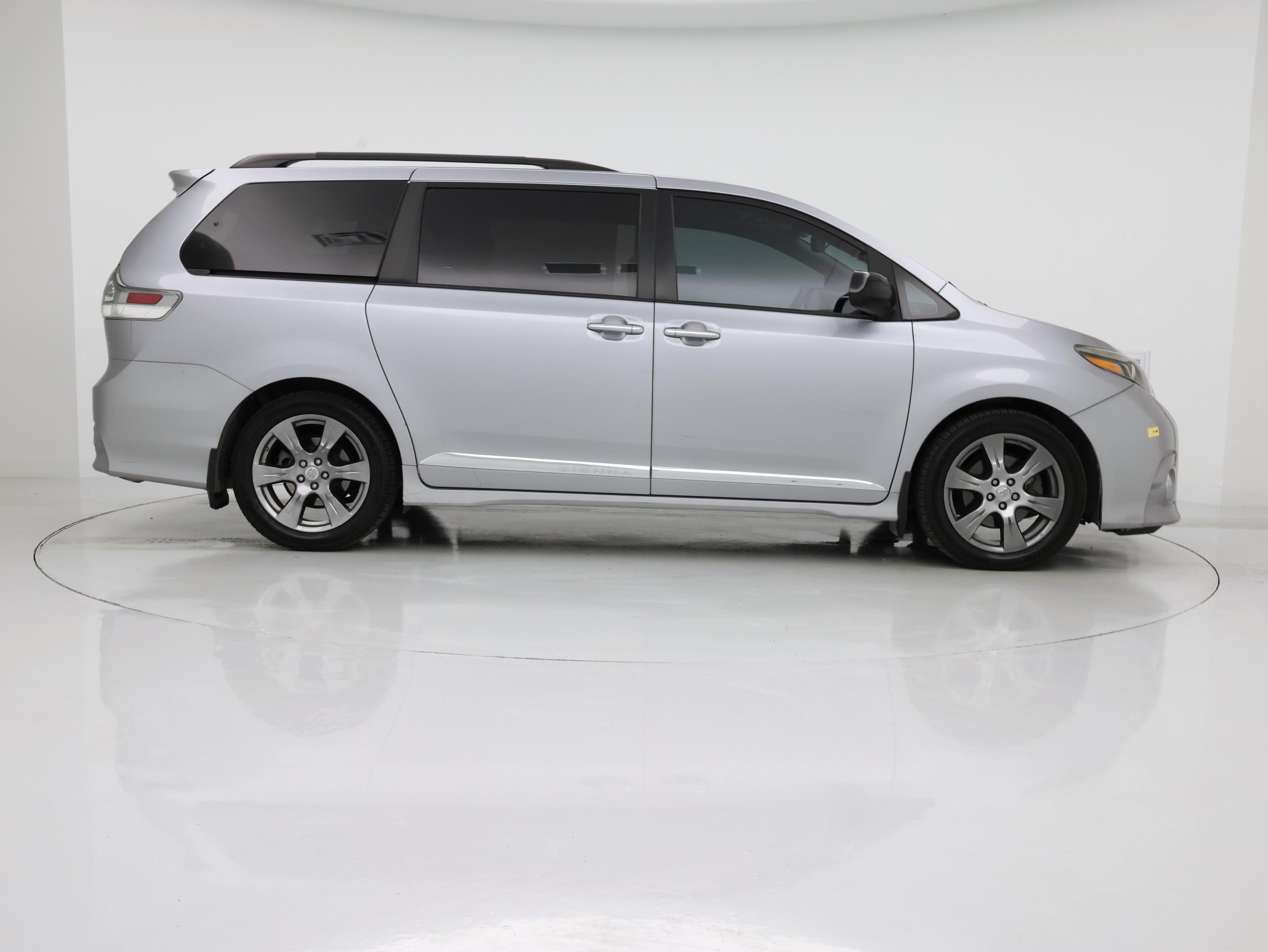 Thumbnail: 2017 Toyota Sienna - 7