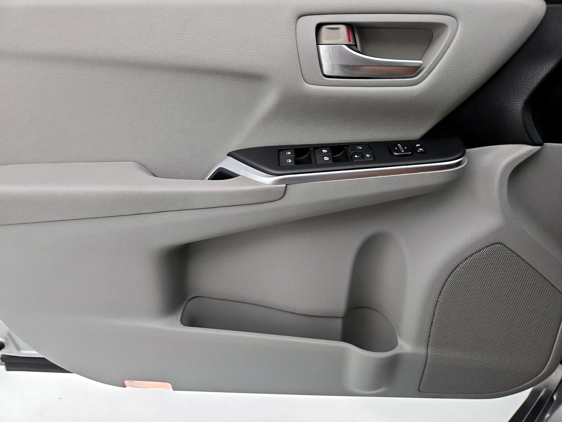 Thumbnail: 2016 Toyota Camry - 12