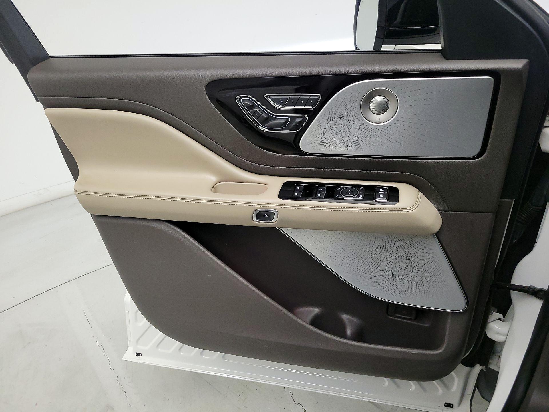 Thumbnail: 2020 Lincoln Aviator - 12