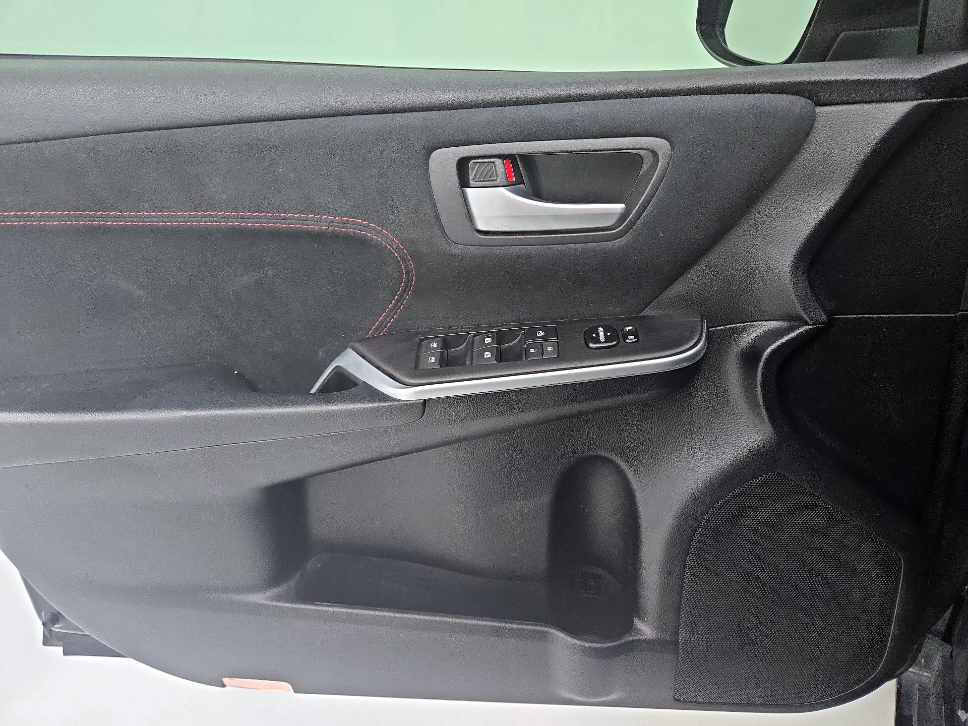 Thumbnail: 2015 Toyota Camry - 12