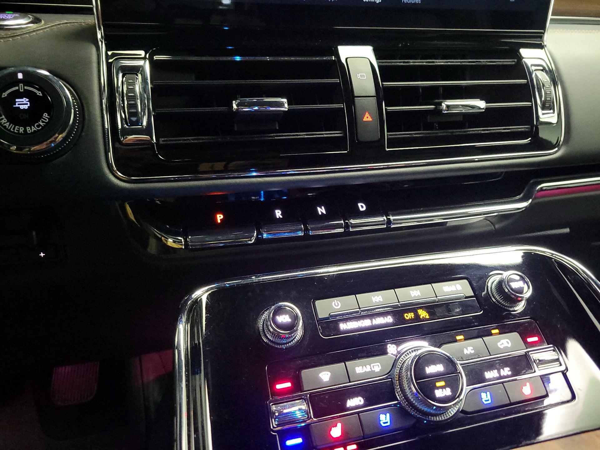 Thumbnail: 2023 Lincoln Navigator - 18