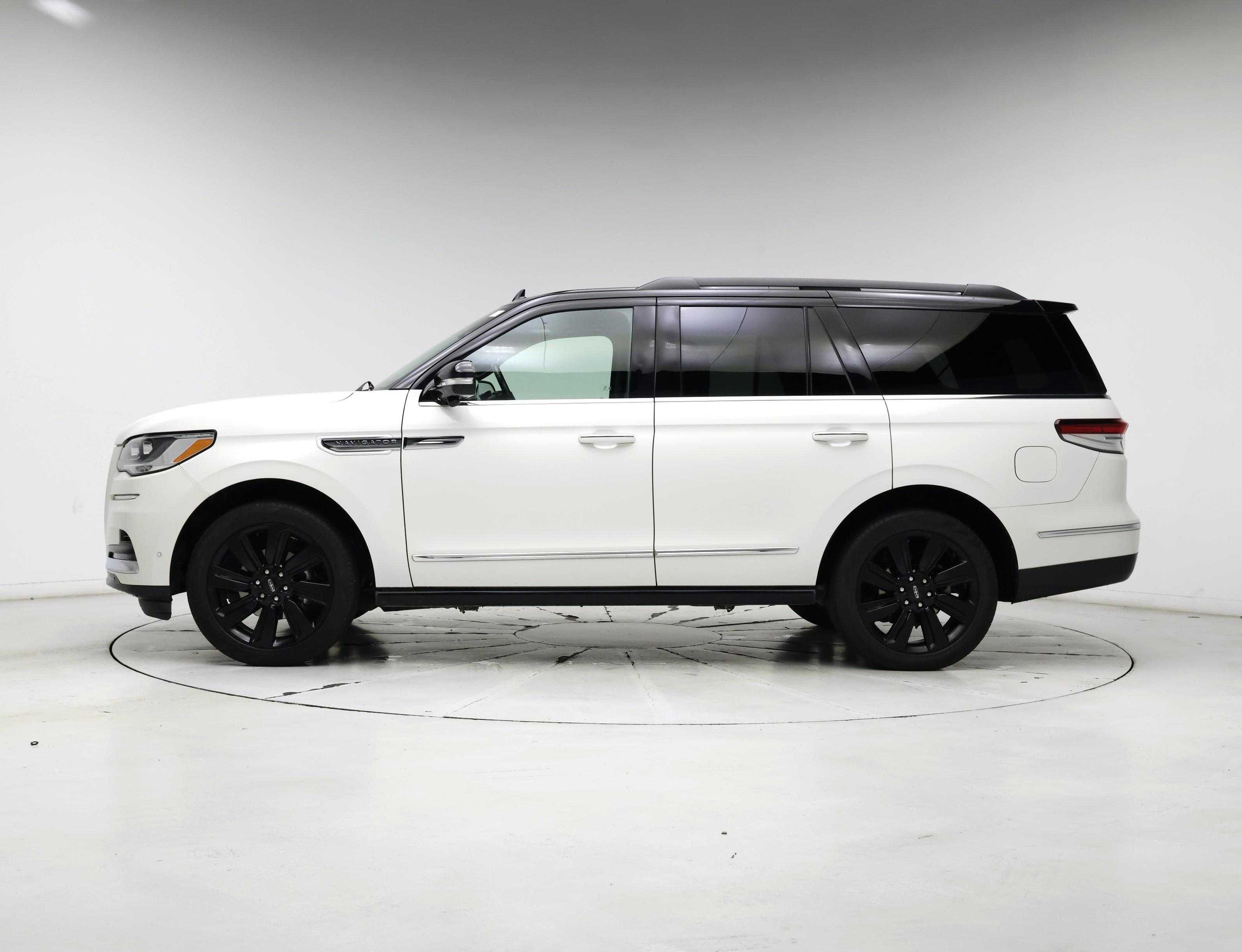 Thumbnail: 2023 Lincoln Navigator - 3