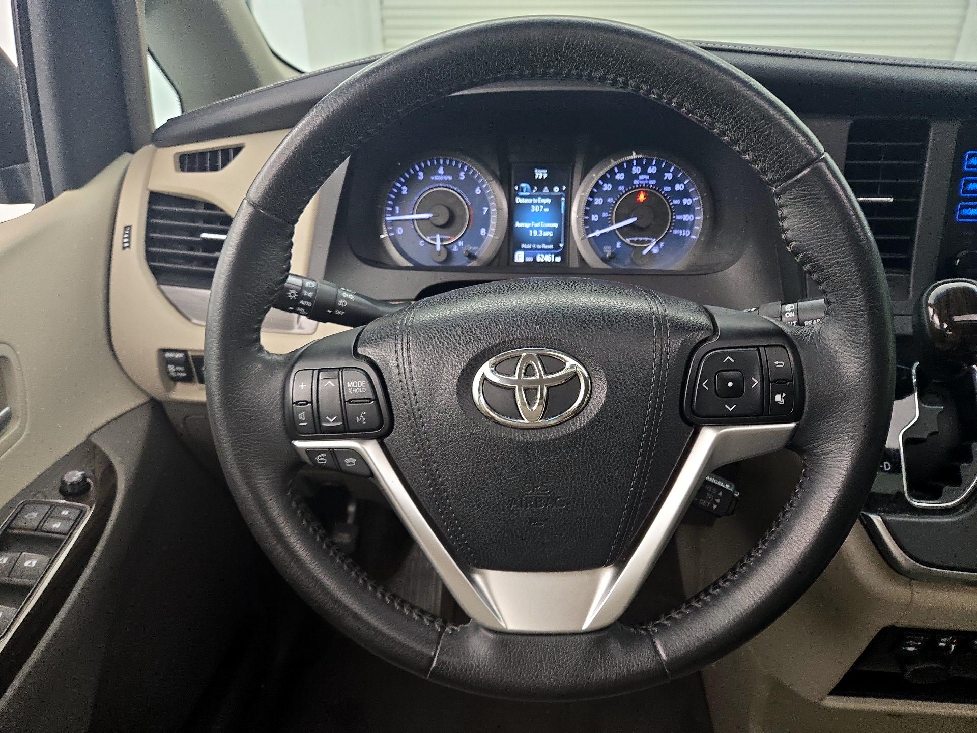 Thumbnail: 2015 Toyota Sienna - 10