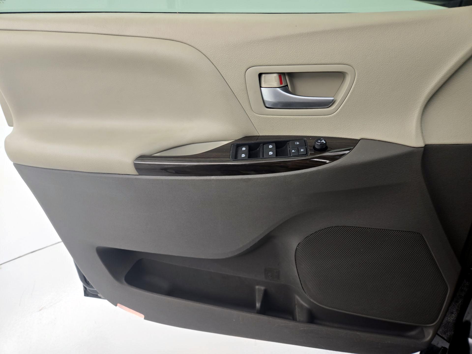 Thumbnail: 2015 Toyota Sienna - 12