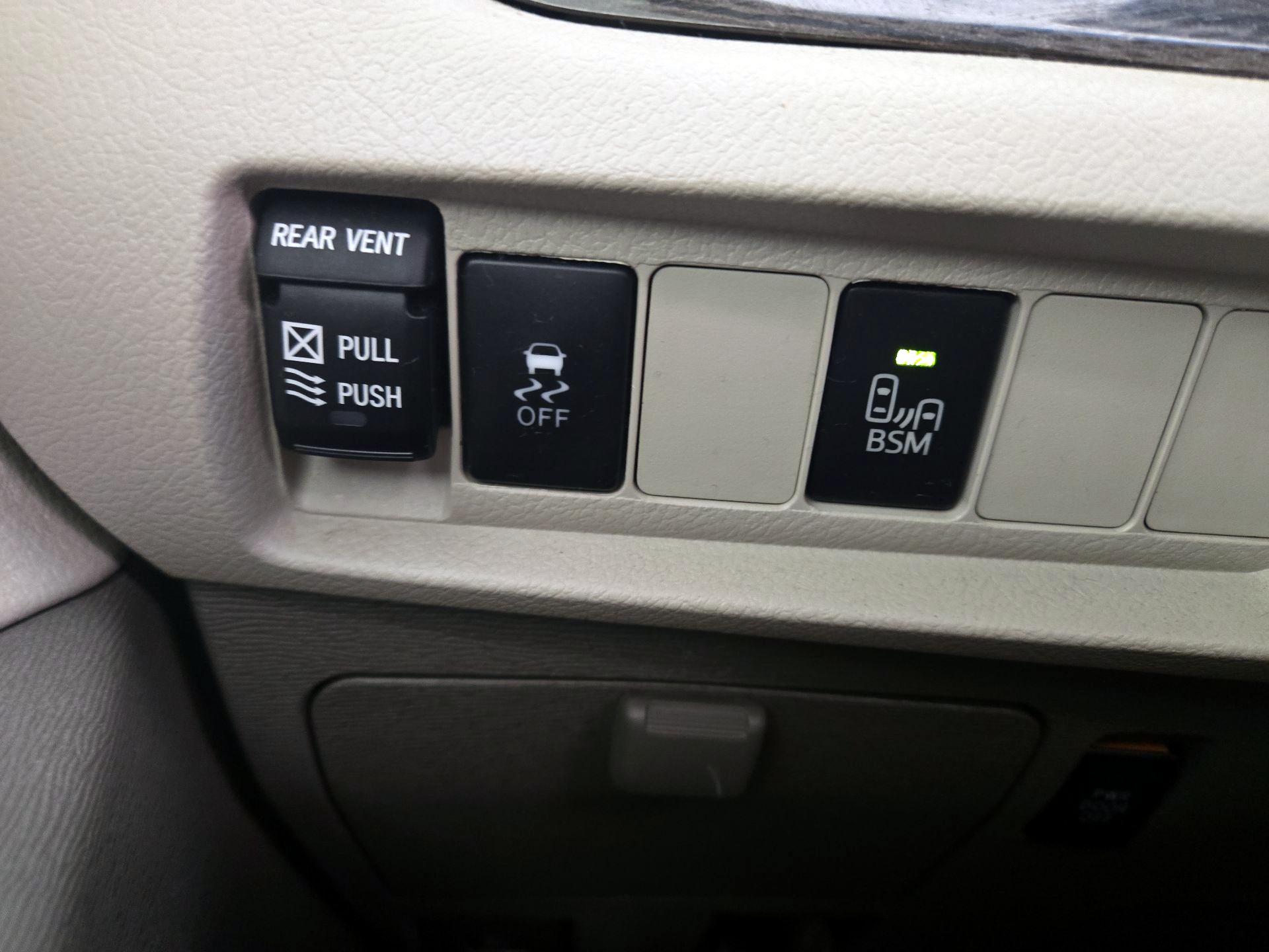 Thumbnail: 2015 Toyota Sienna - 13