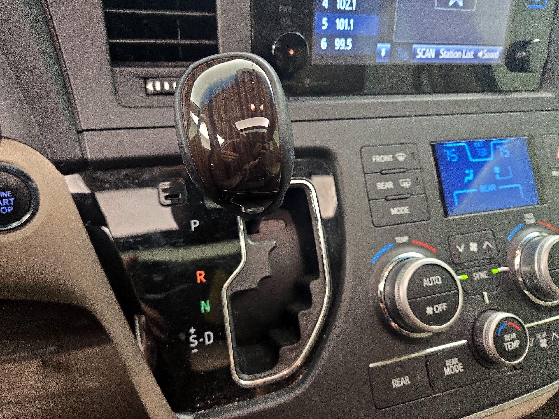 Thumbnail: 2015 Toyota Sienna - 17