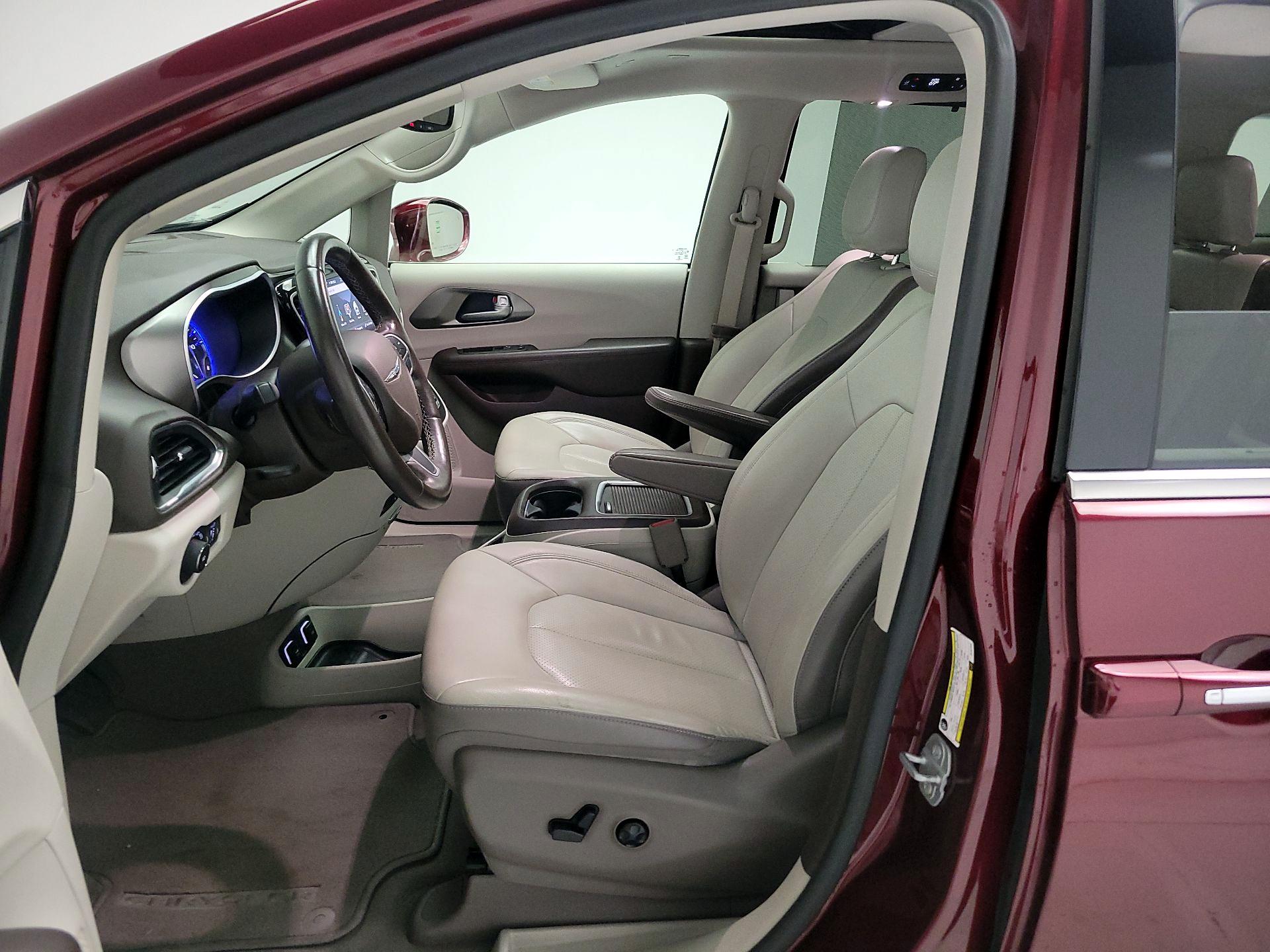 Thumbnail: 2018 Chrysler Pacifica - 11