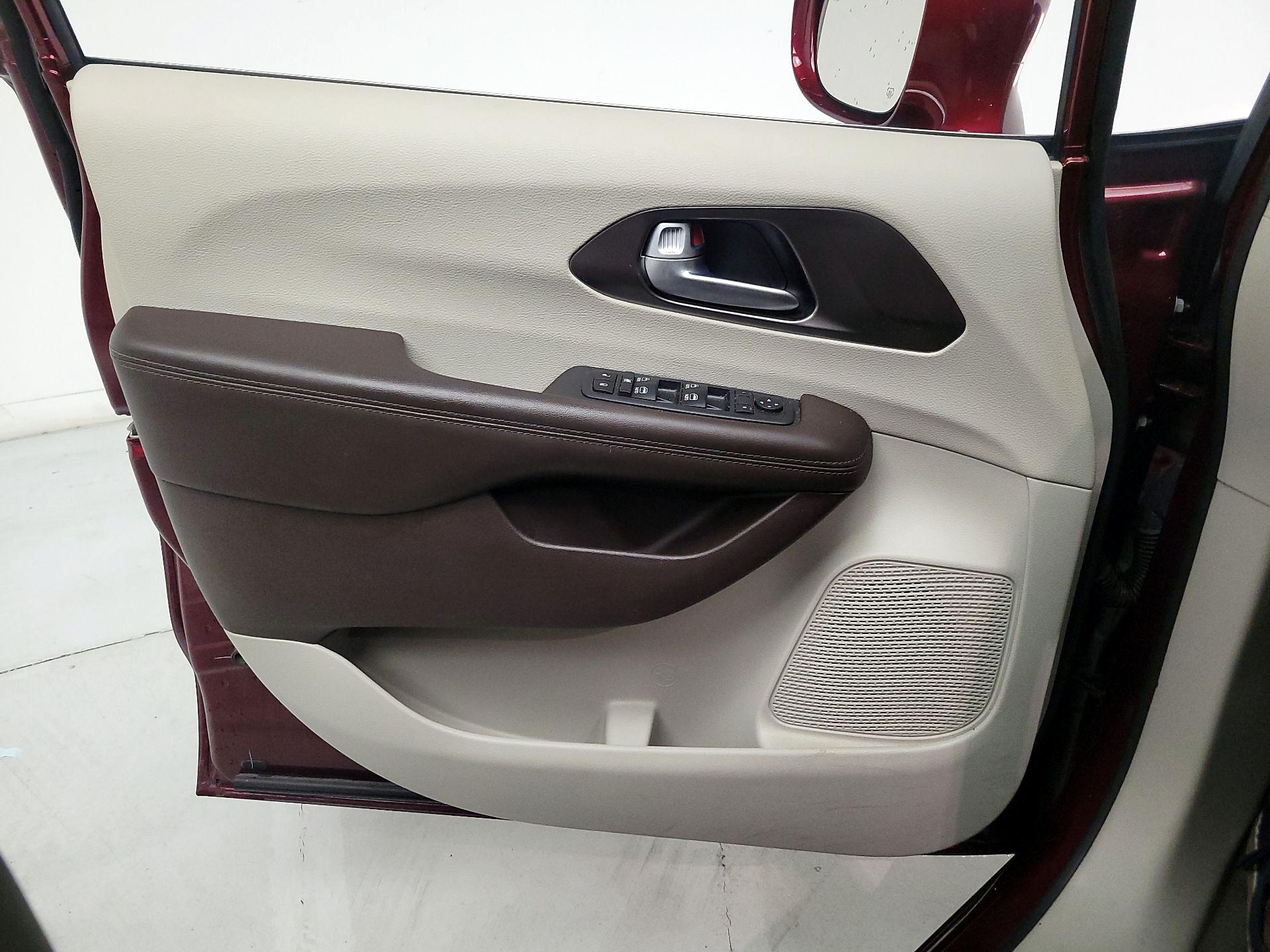 Thumbnail: 2018 Chrysler Pacifica - 12