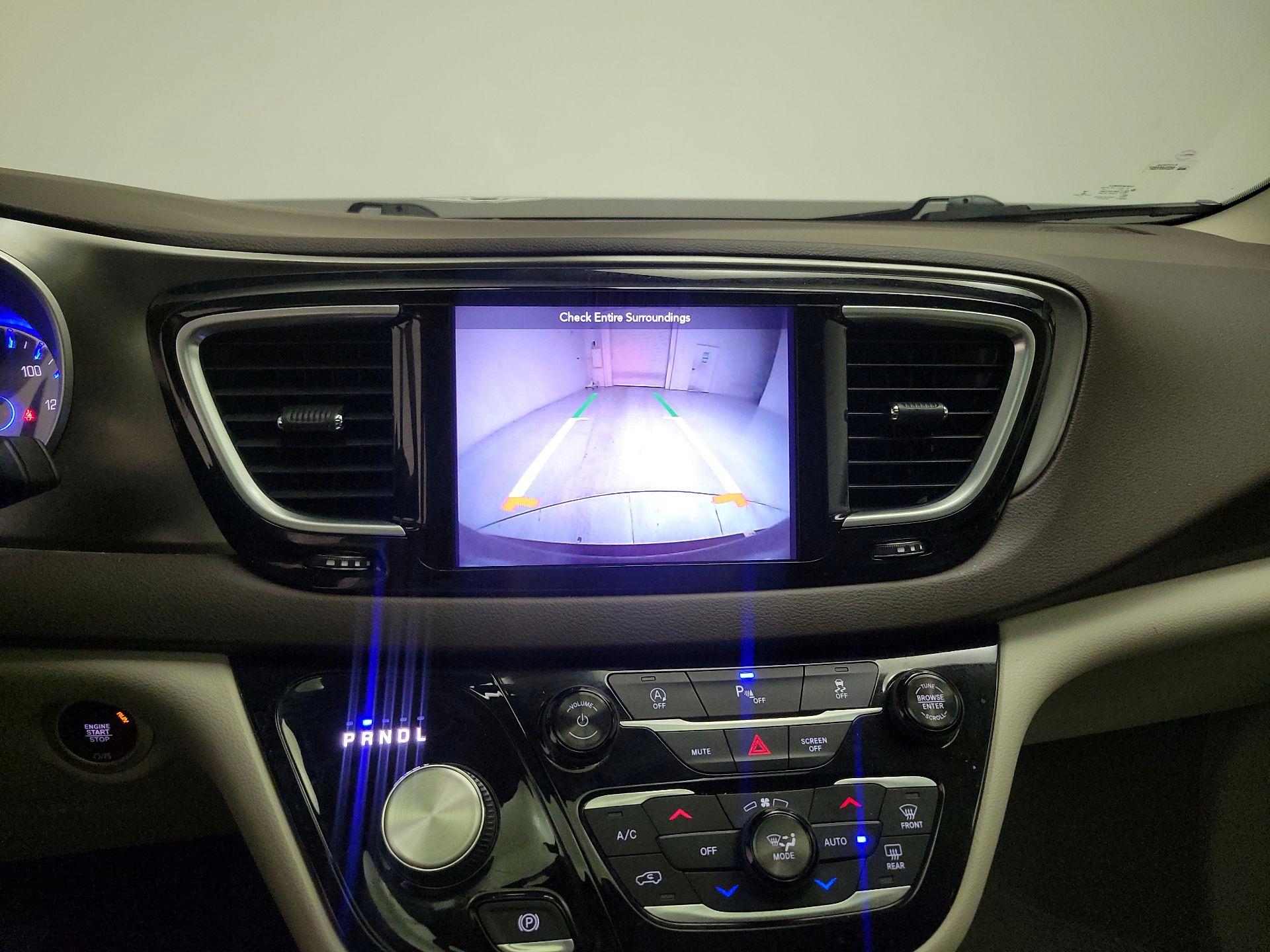 Thumbnail: 2018 Chrysler Pacifica - 15
