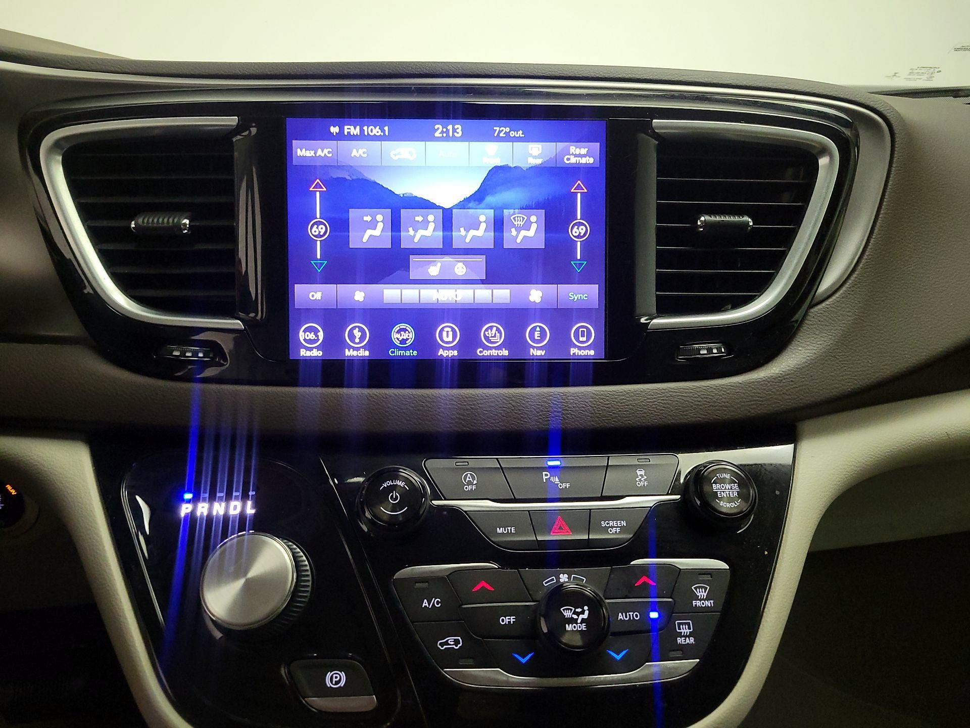 Thumbnail: 2018 Chrysler Pacifica - 17