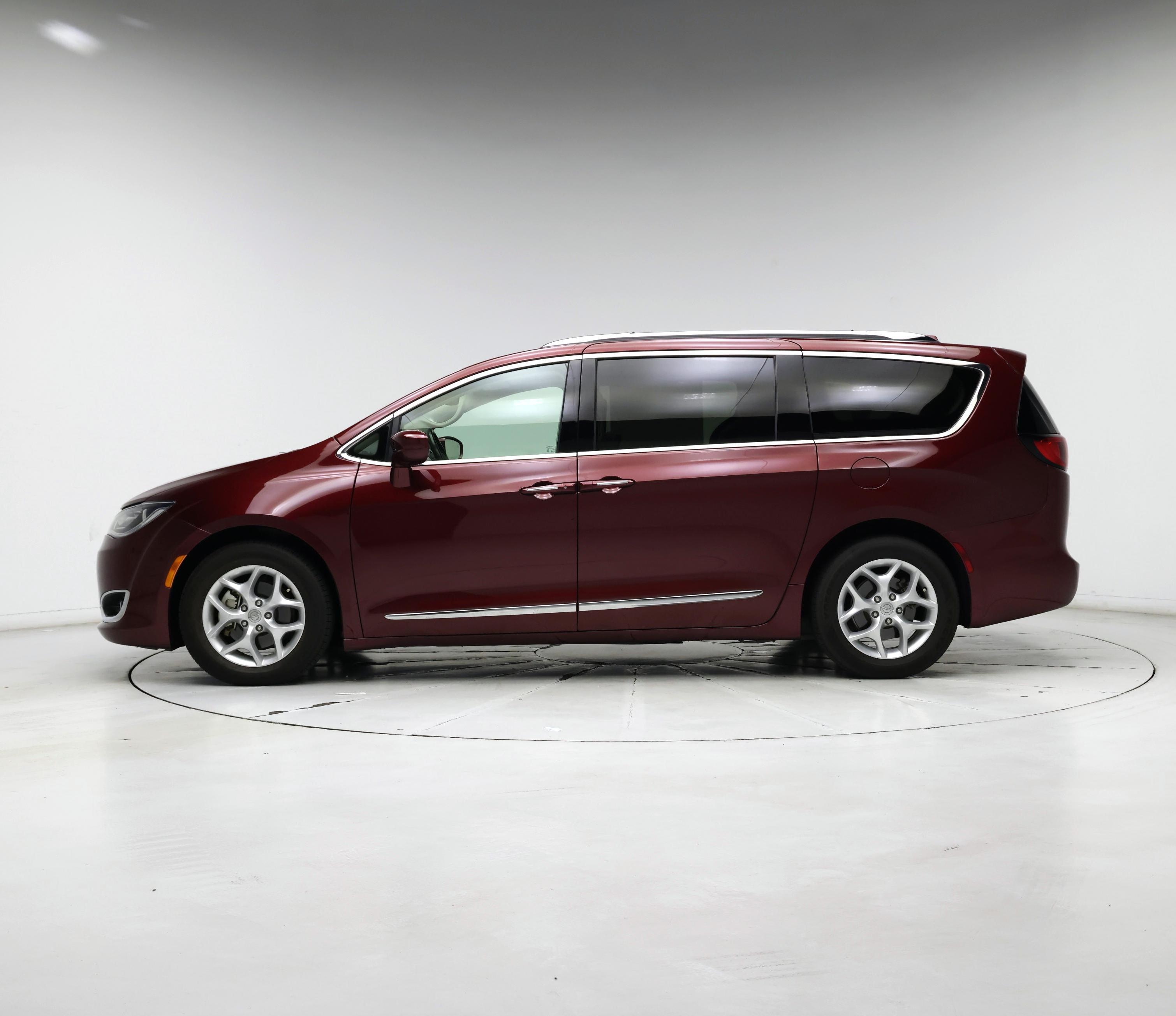 Thumbnail: 2018 Chrysler Pacifica - 3