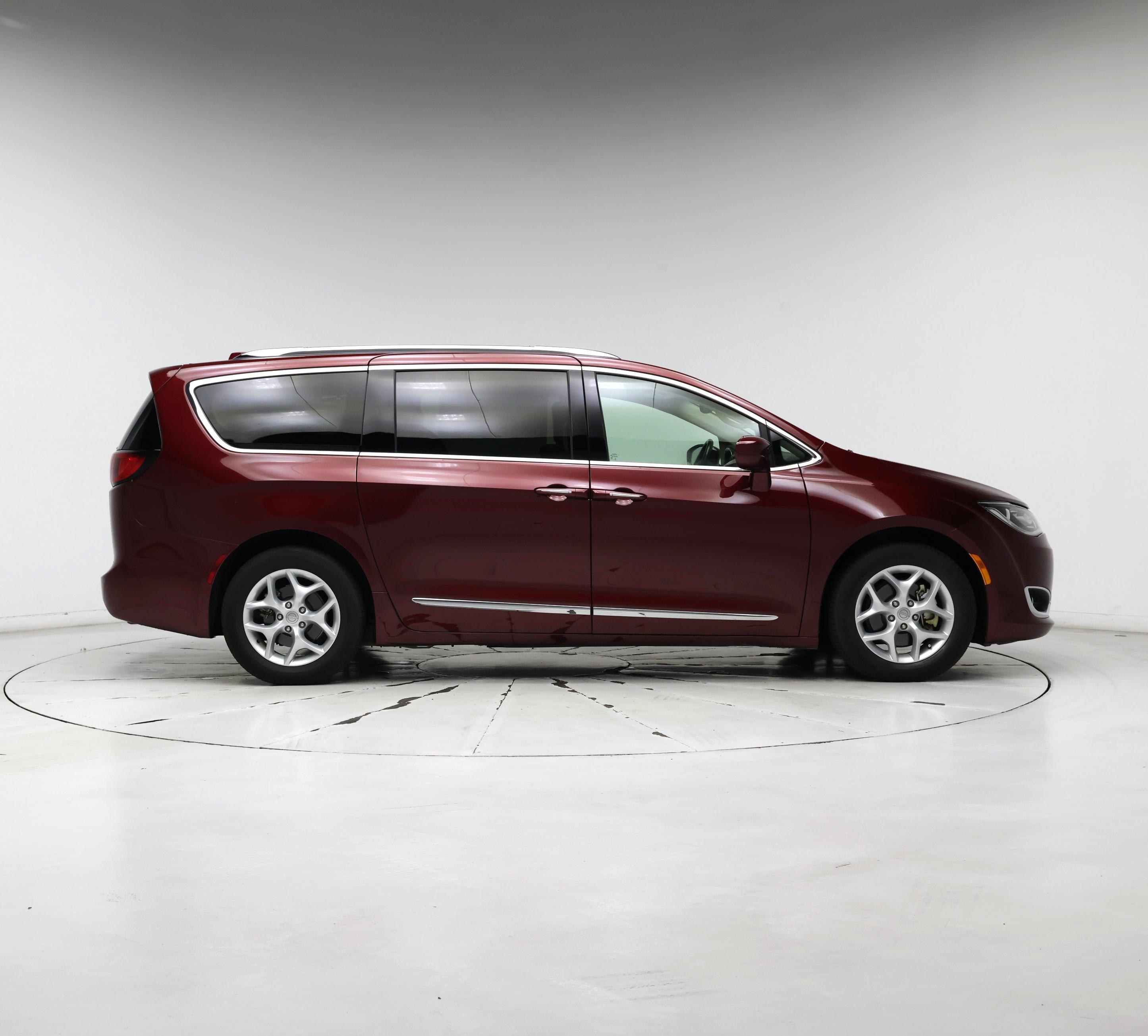 Thumbnail: 2018 Chrysler Pacifica - 7