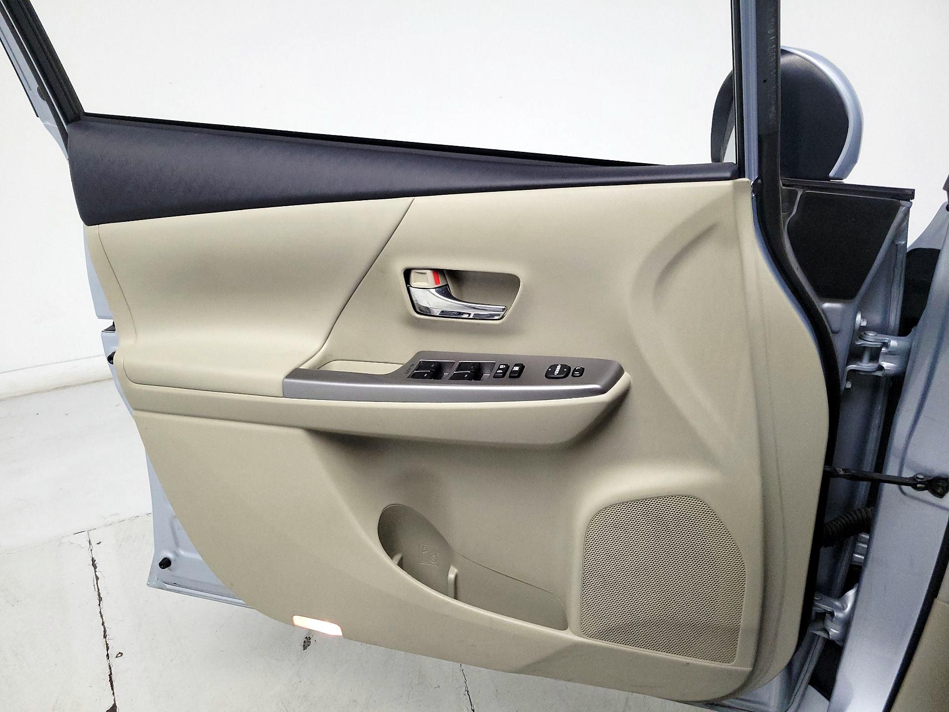 Thumbnail: 2016 Toyota Prius v - 12
