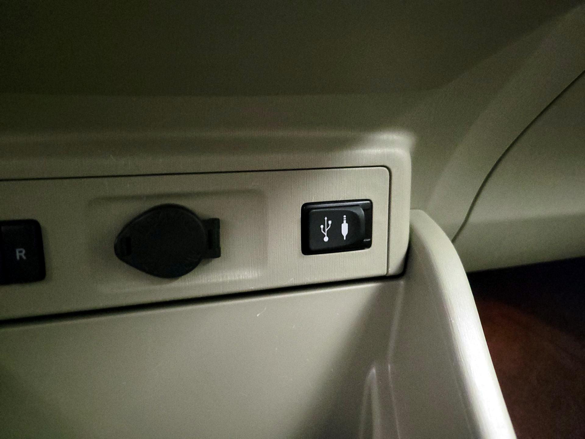 Thumbnail: 2016 Toyota Prius v - 19