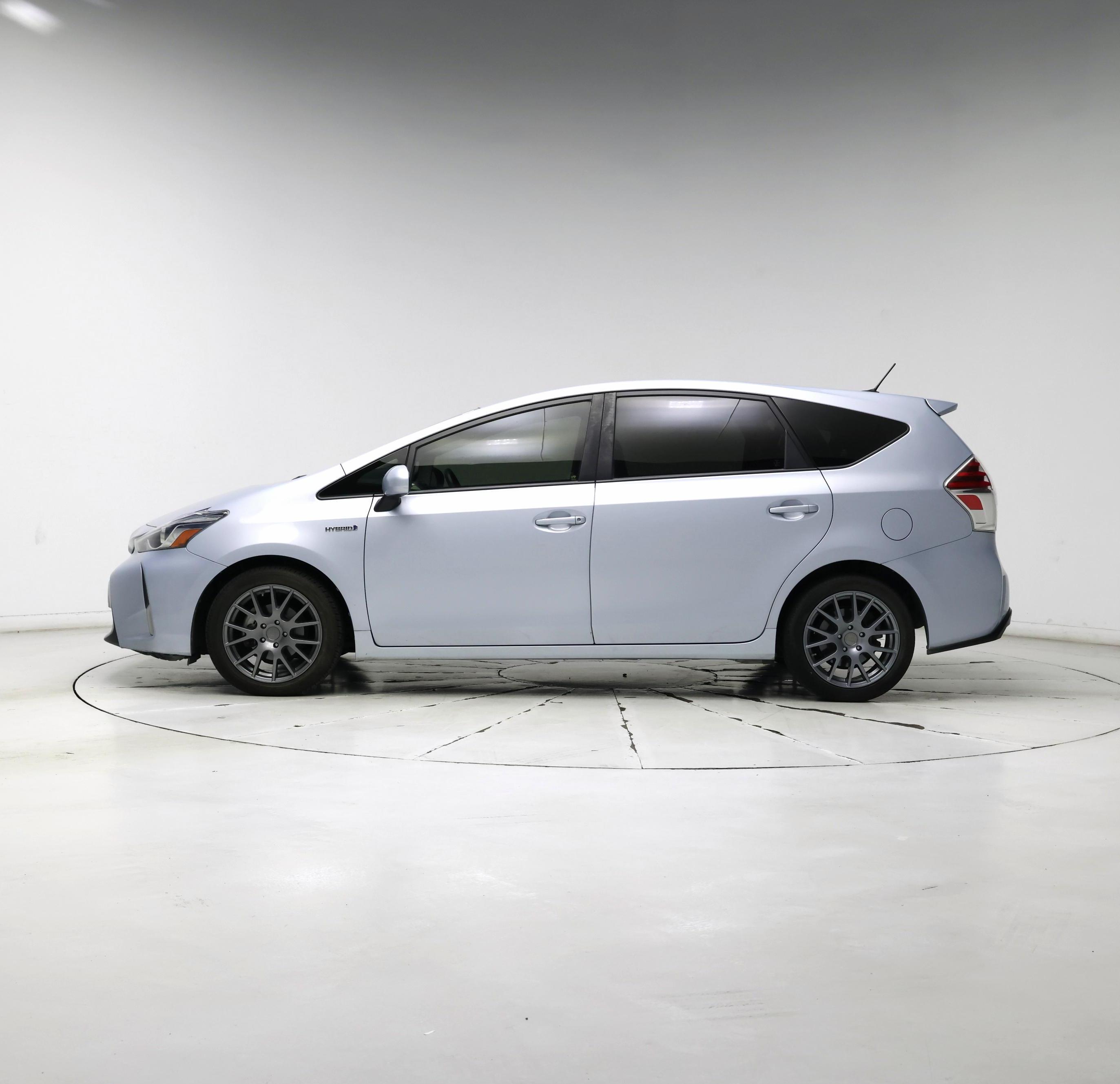 Thumbnail: 2016 Toyota Prius v - 3