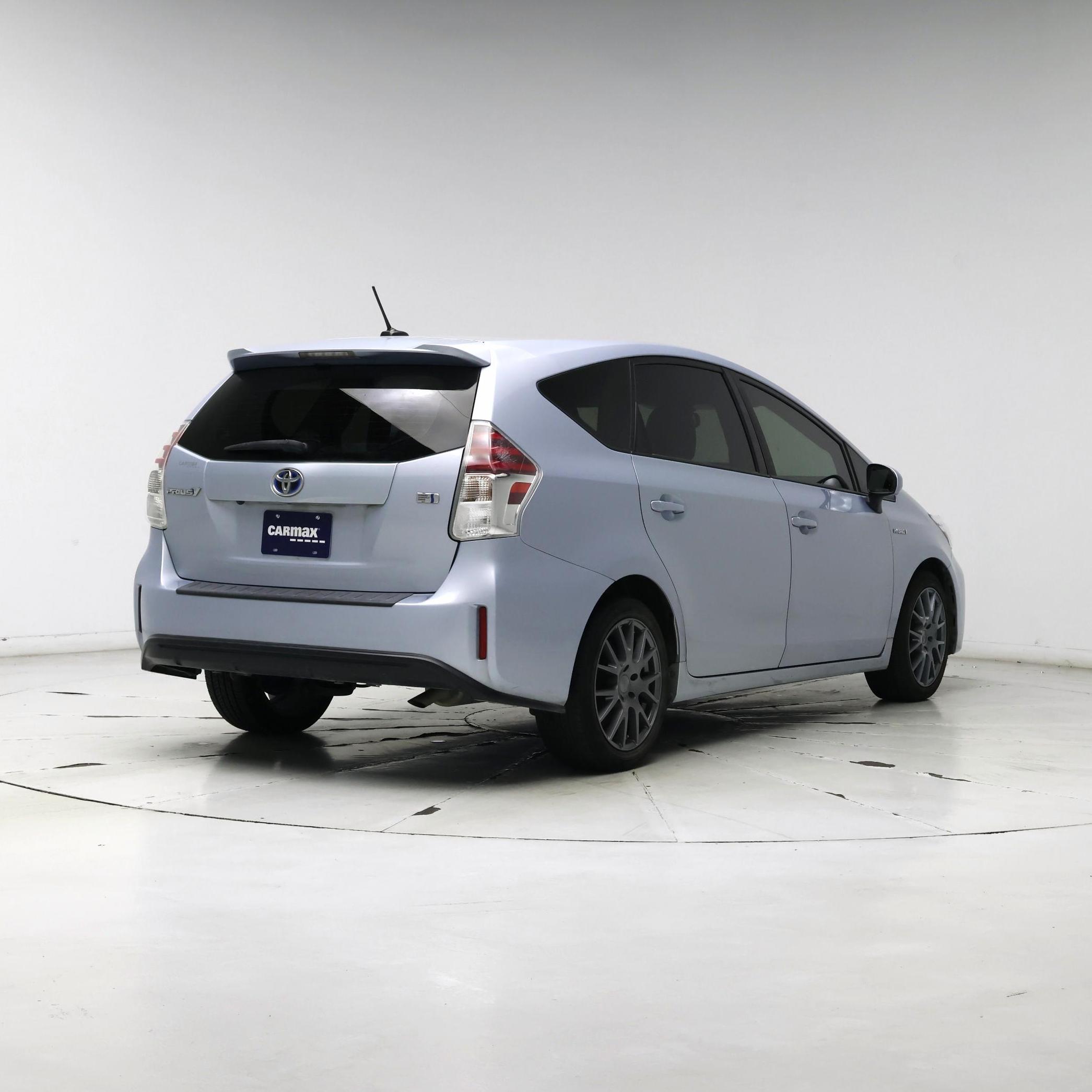 Thumbnail: 2016 Toyota Prius v - 8
