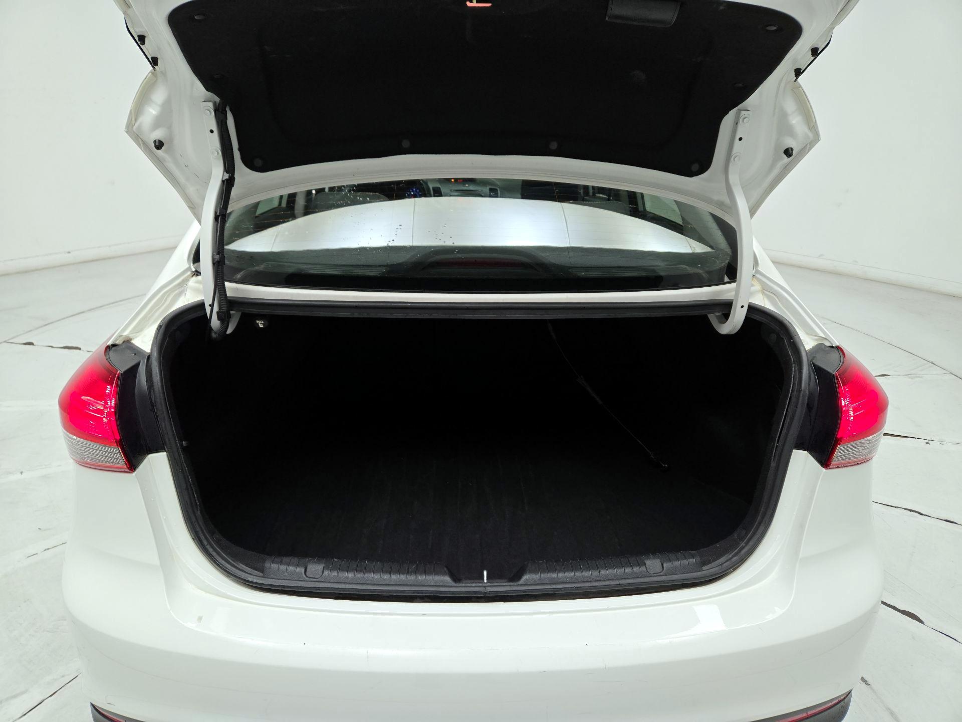 Thumbnail: 2018 Kia Forte - 19