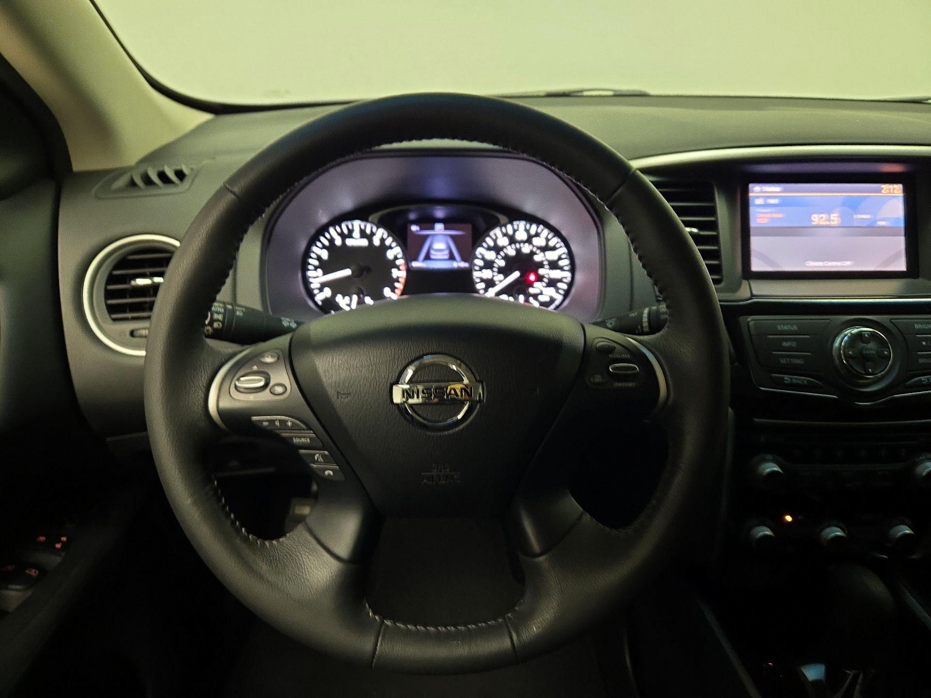 Thumbnail: 2016 Nissan Pathfinder - 10