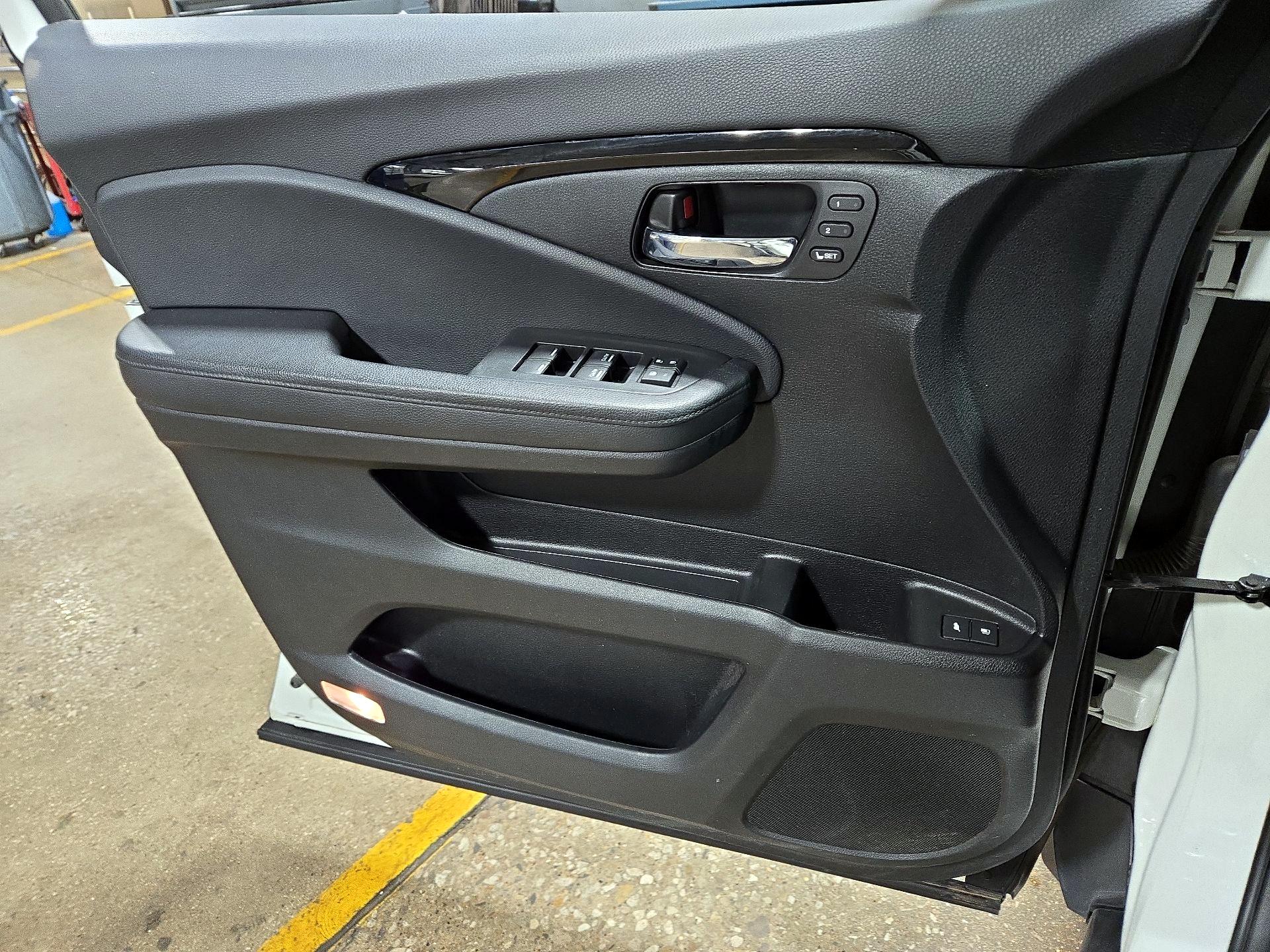 Thumbnail: 2017 Honda Pilot - 12